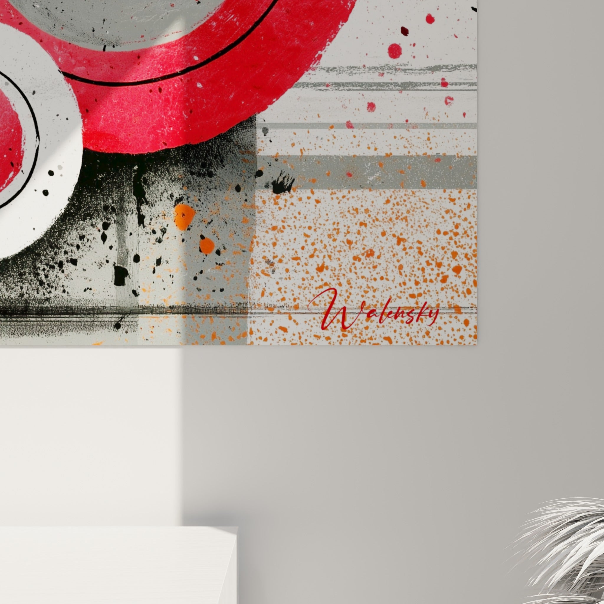 Matière éclaboussée en gros plan sur ce tableau géometrique abstrait, grain visible entre le rouge vif et le noir texturé