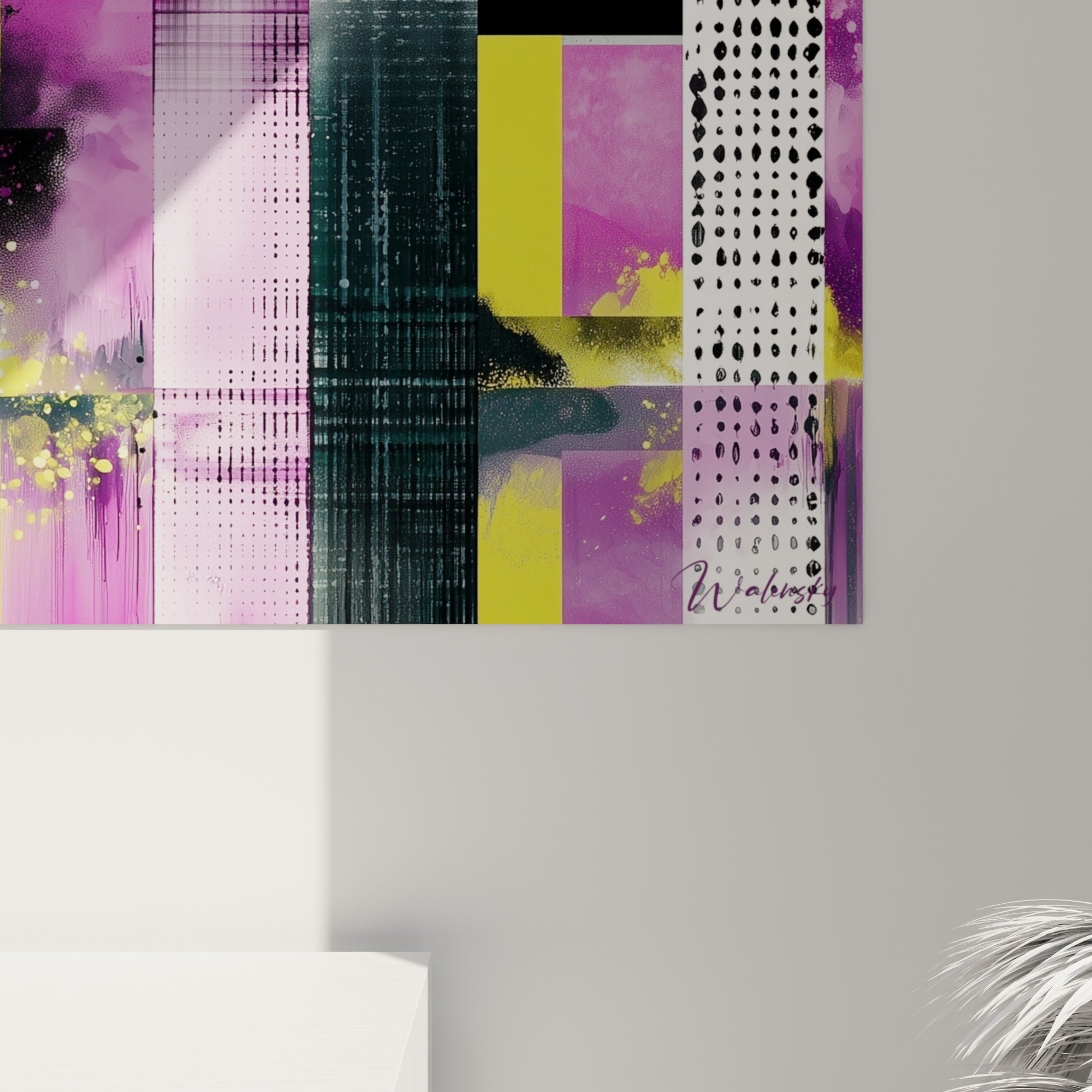 Matière et grain d'un tableau géométrique abstrait, coulures magenta et pointillés noirs sur fond jaune texturé