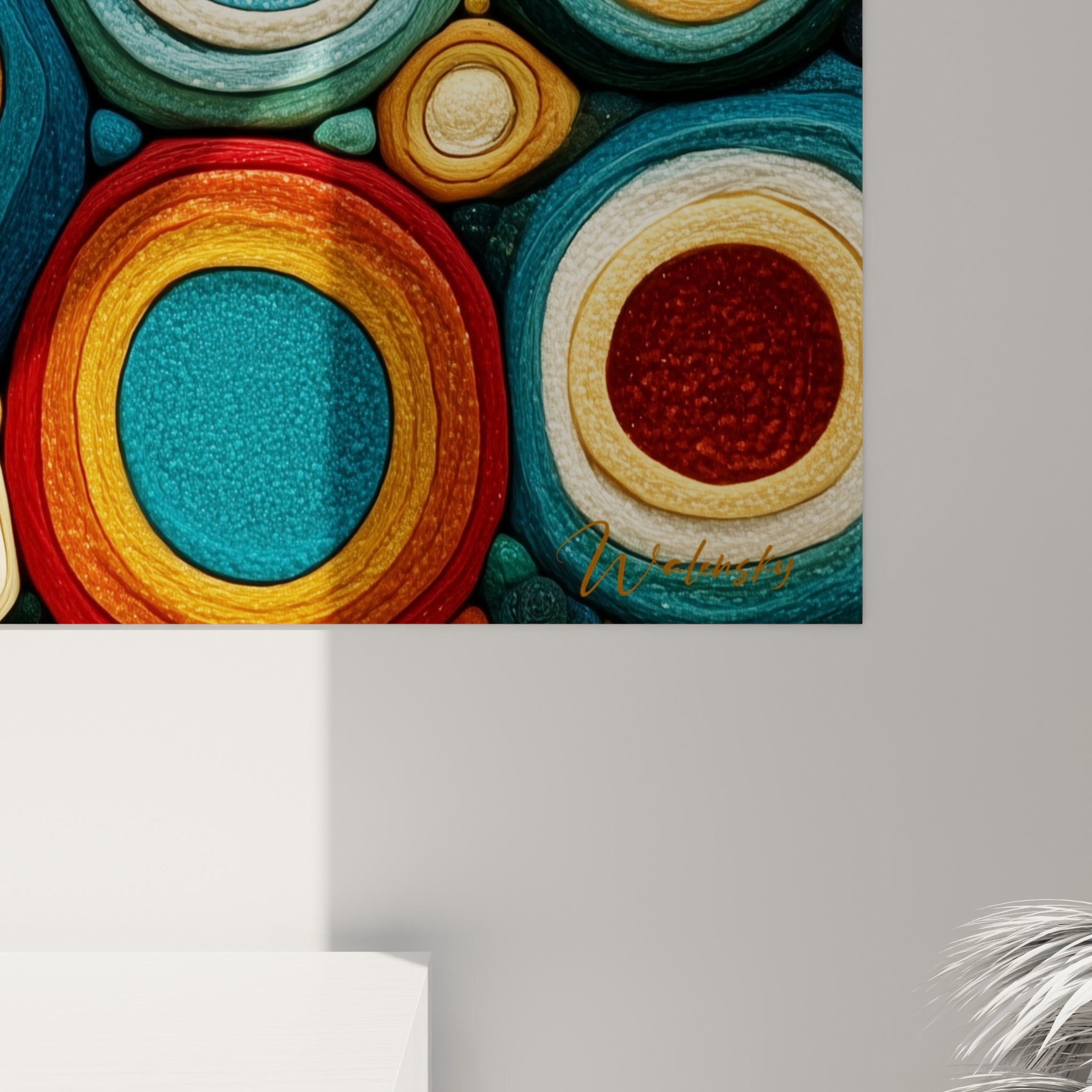 Relief texturé des cercles dorés et bleu pétrole révélant le grain minéral du tableau géometrique abstrait