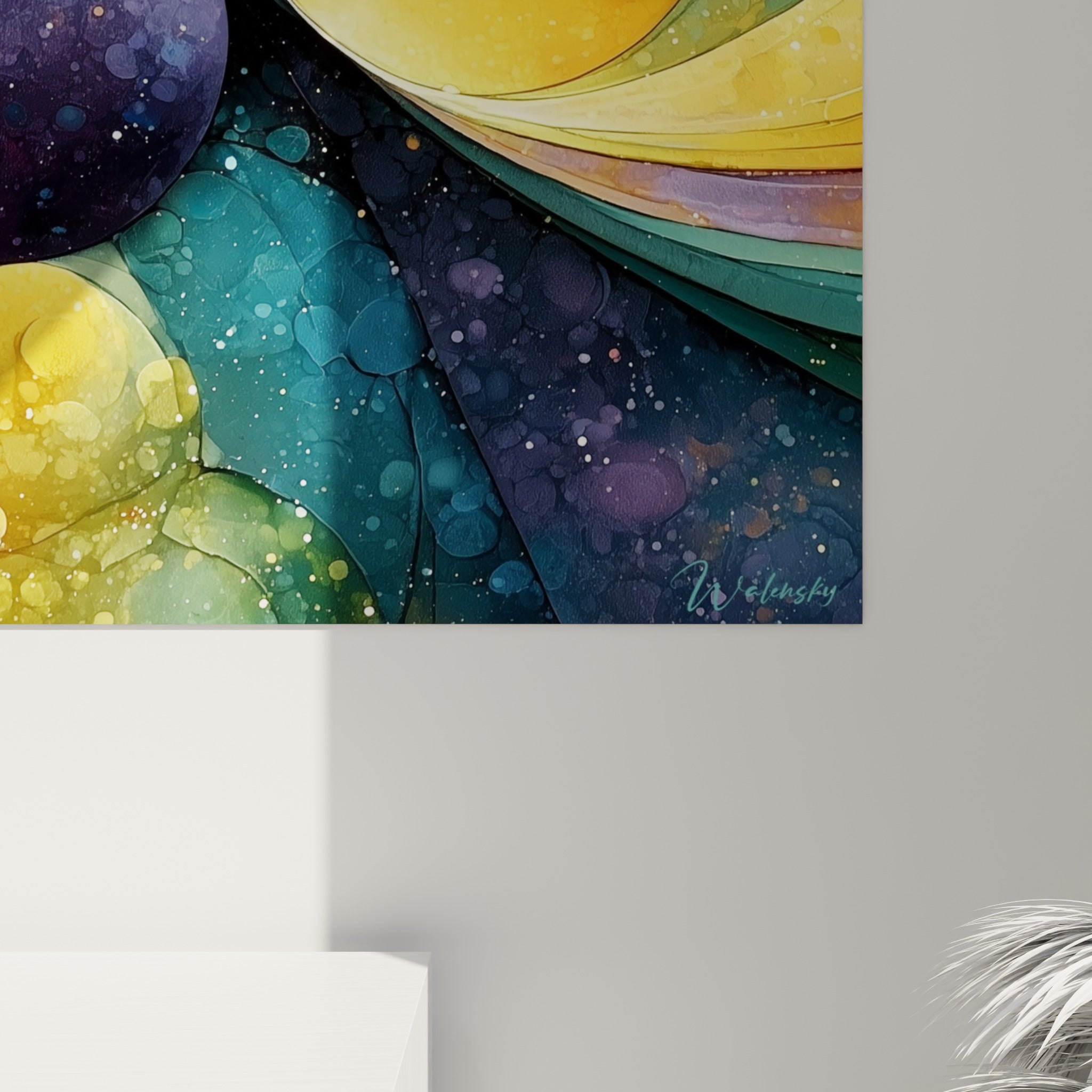 Grain scintillant et coulures dorées visibles de près sur ce tableau géométrique abstrait aux teintes violettes