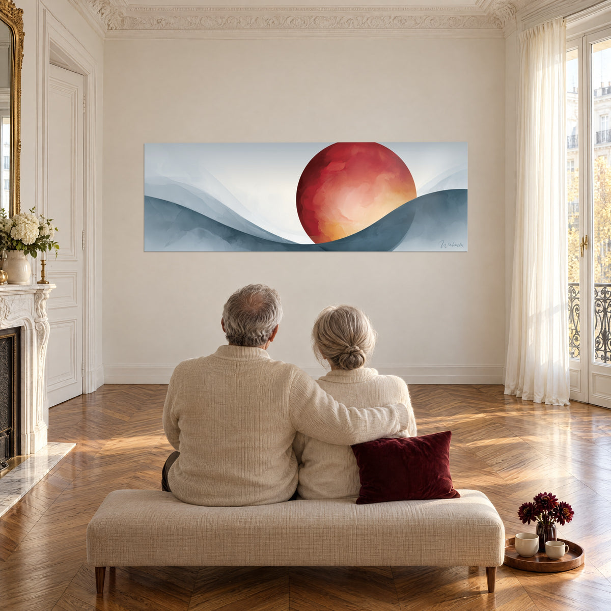 Quadro pianeta scarlatto sfumato in ocra su un'onda blu ardesia, di fronte a una coppia anziana abbracciata in un salotto in stile haussmanniano