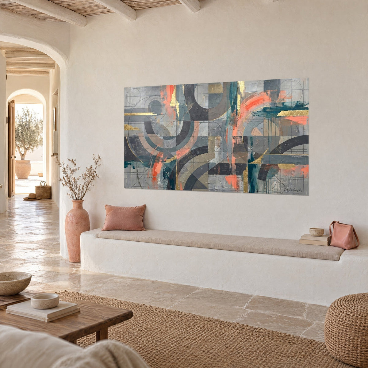 Quadro con composizione astratta di cerchi intrecciati, grigio antracite e corallo vivace, foglia d'oro, panca bianca e parete a calce