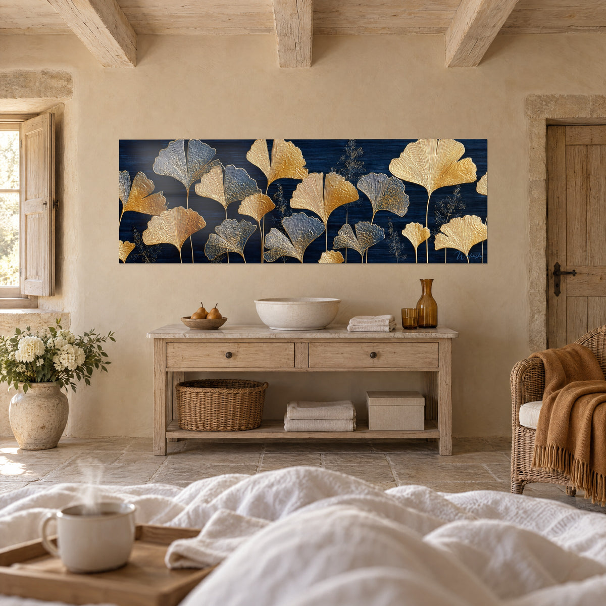 Quadro con fogliame dorato e grigio su sfondo blu navy, steli sottili, sopra un letto in una camera luminosa