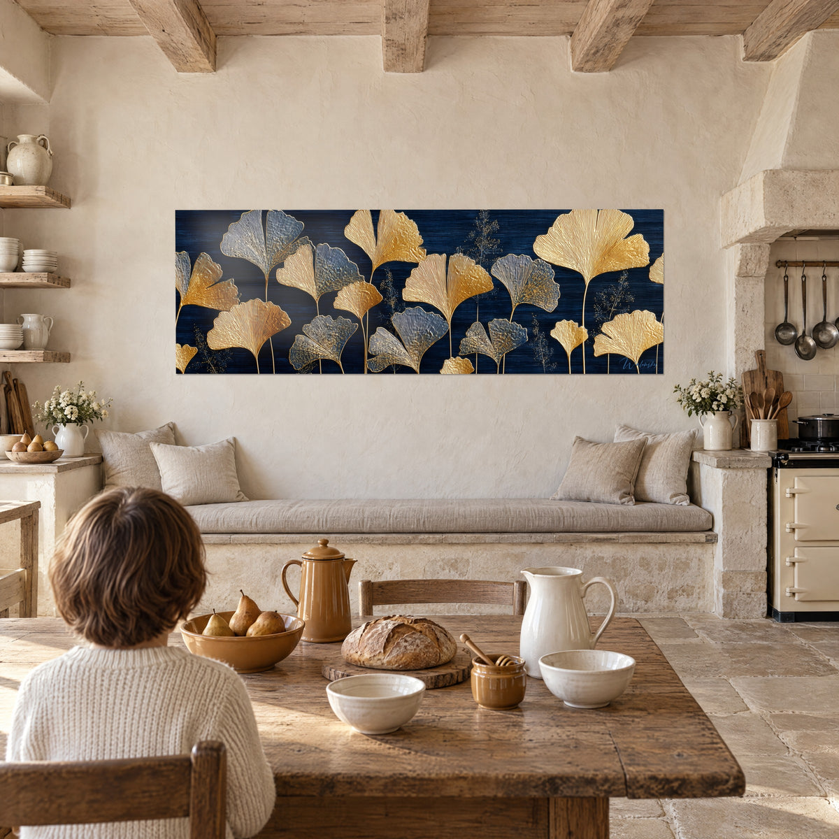Quadro dell'albero dei quaranta scudi in oro battuto e blu profondo, visto di spalle da un bambino seduto a tavola in una cucina di campagna