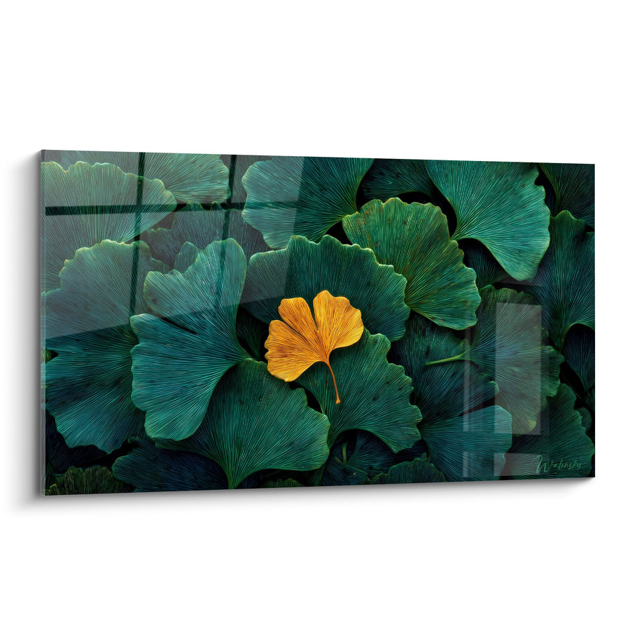 Tableau Feuille de Ginkgo Dorée sur Fond de Feuillage Vert Émeraude - Harmonie Naturelle - Edition Ginkgo