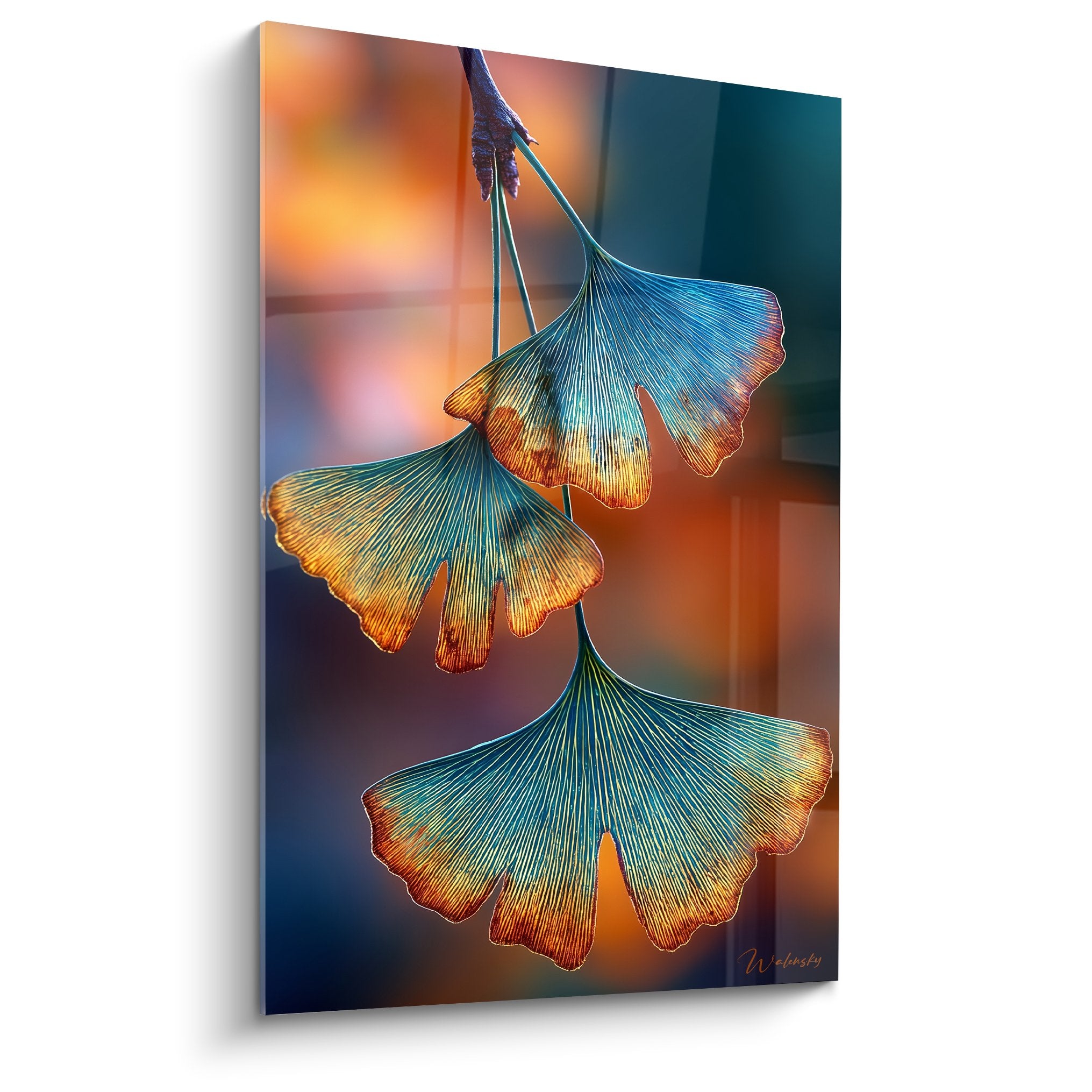 Künstlerisches Wandbild drei Ginkgo-Blätter in Gold- und Türkistönen auf leuchtendem orange-blauem Hintergrund, moderner botanischer Stil