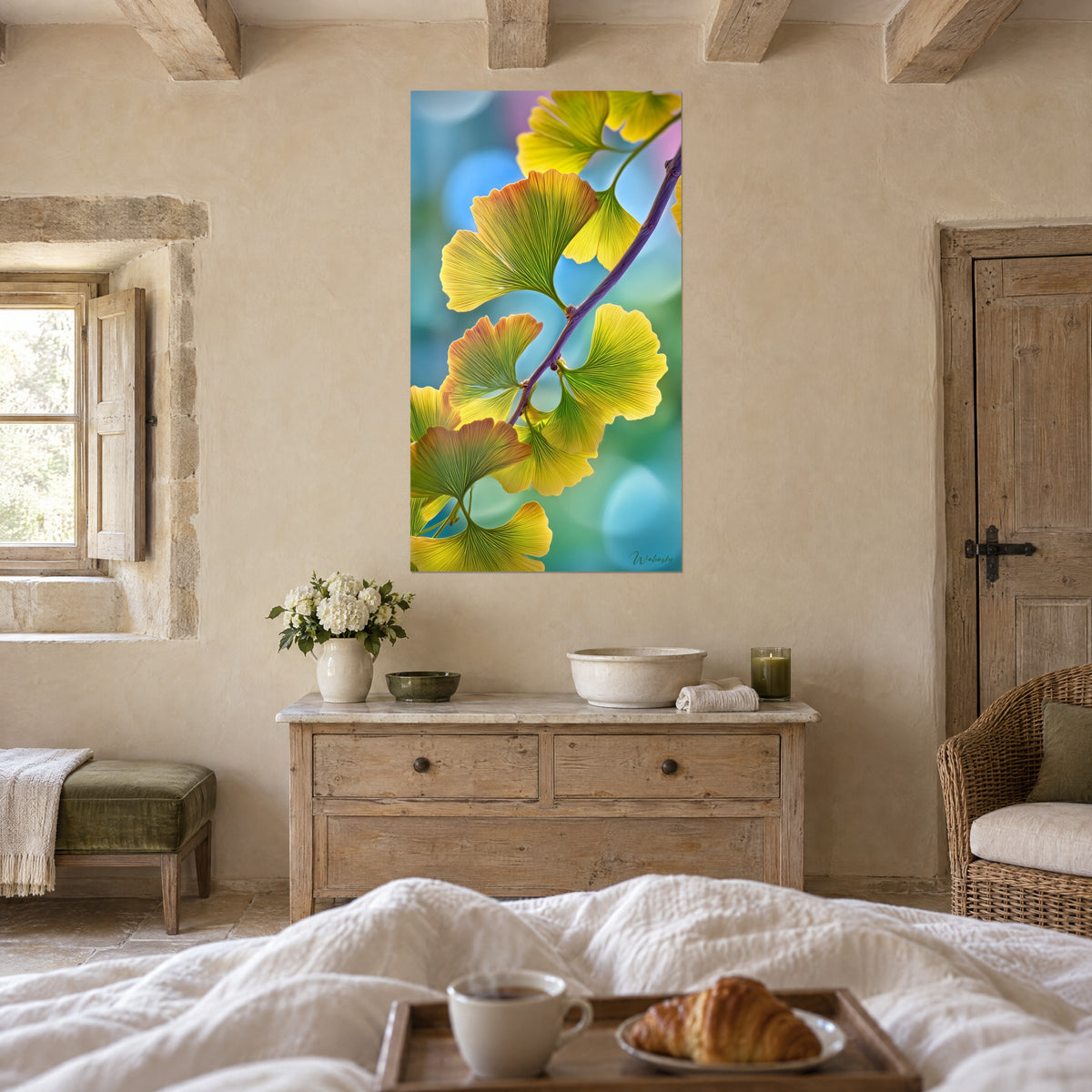 Gemälde Ginkgo-Fächer in Olivgrün und Zitronengelb auf blauem und rosafarbenem Bokeh, über einem Bett in einem hellen Schlafzimmer