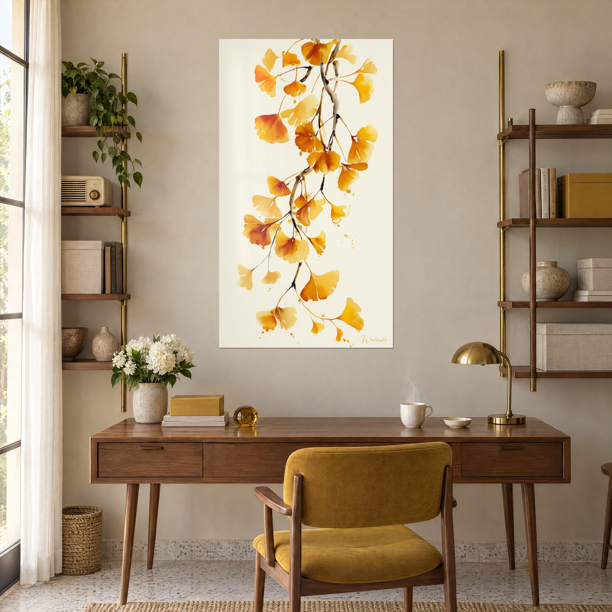 Schilderij herfstgebladerte van ginkgo in gele en roestbruine waterverf, boven een houten bureau, mosterdgele fauteuil en witte bloemenbos, werkhoek