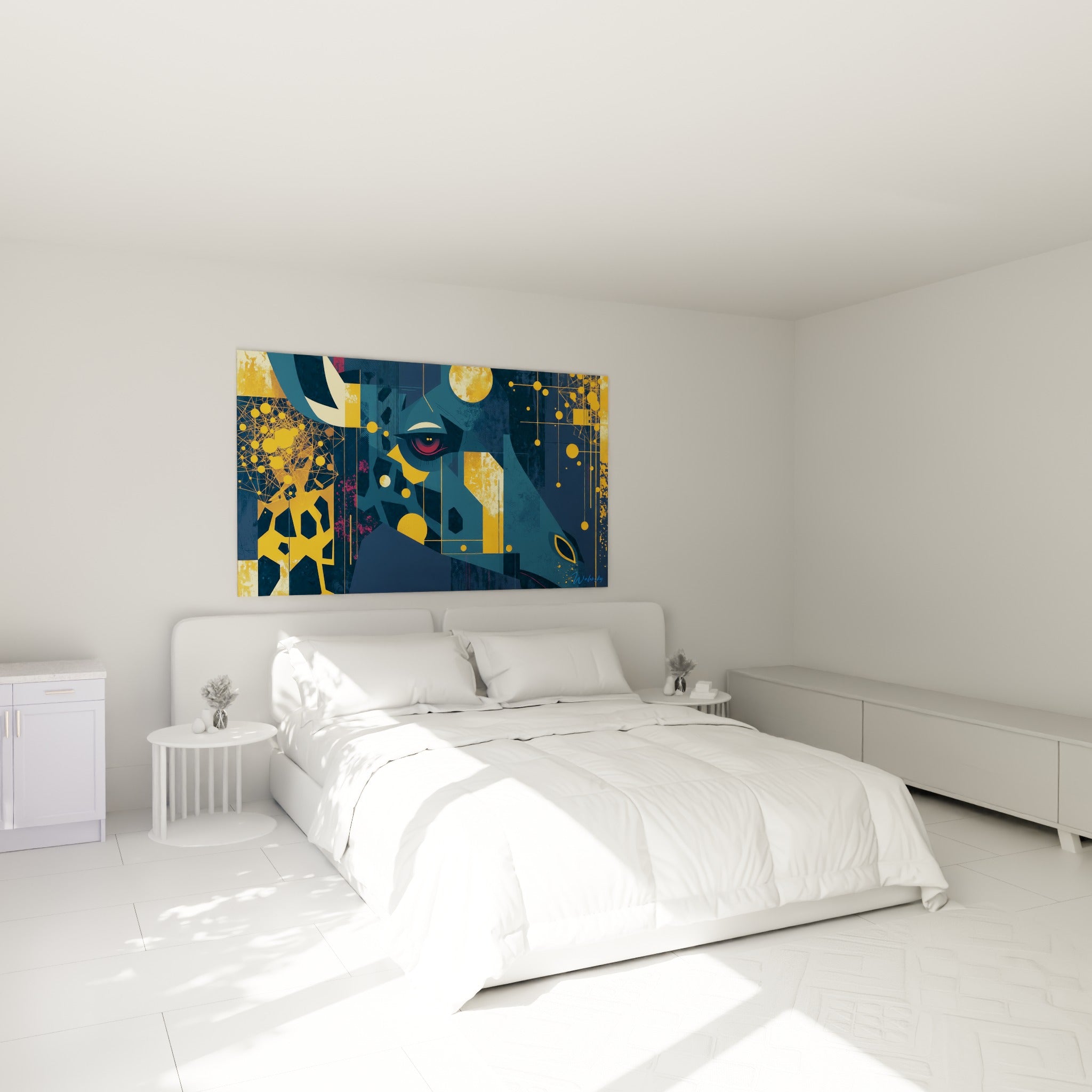 Motifs dorés et bleu marine composent cette girafe stylisée, accrochée au-dessus d'un lit dans une chambre claire