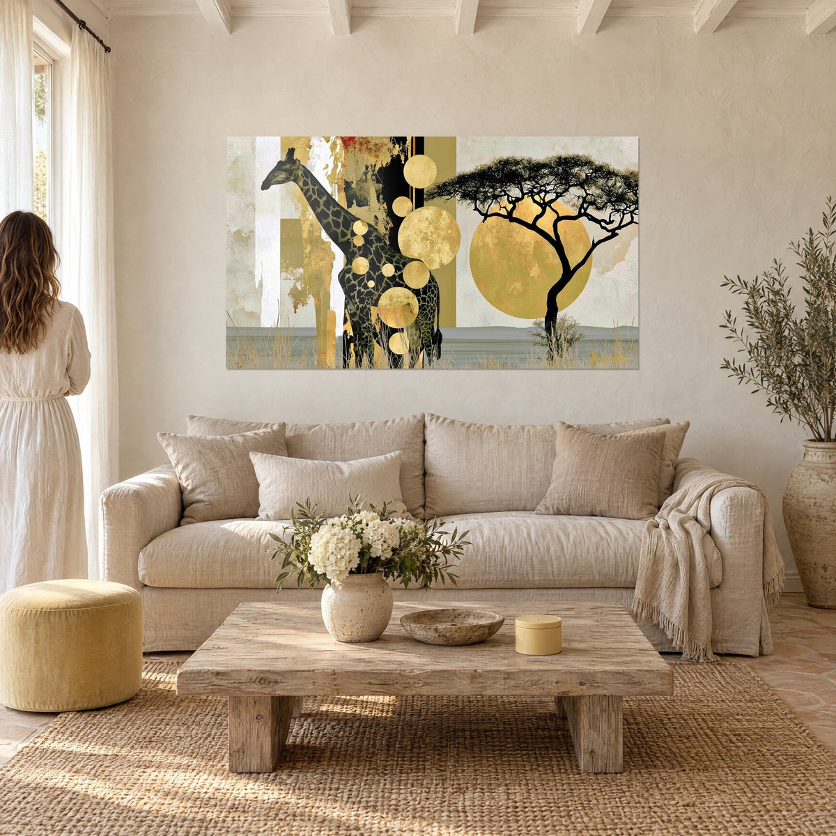 Gemälde Giraffe mit schwarzen Flecken vor einer Akazie und einer goldenen Scheibe, cremefarbener Hintergrund, über einem Sofa in einem hellen Wohnzimmer