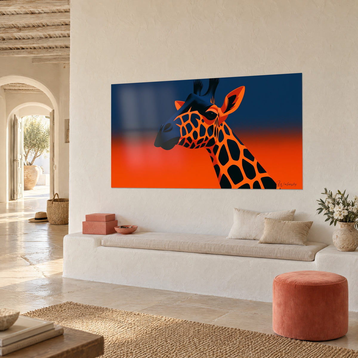 Quadro collo lungo maculato arancio e nero su cielo blu navy sfumato verso il rosso vivo, parete intonacata, panca bianca, casa mediterranea