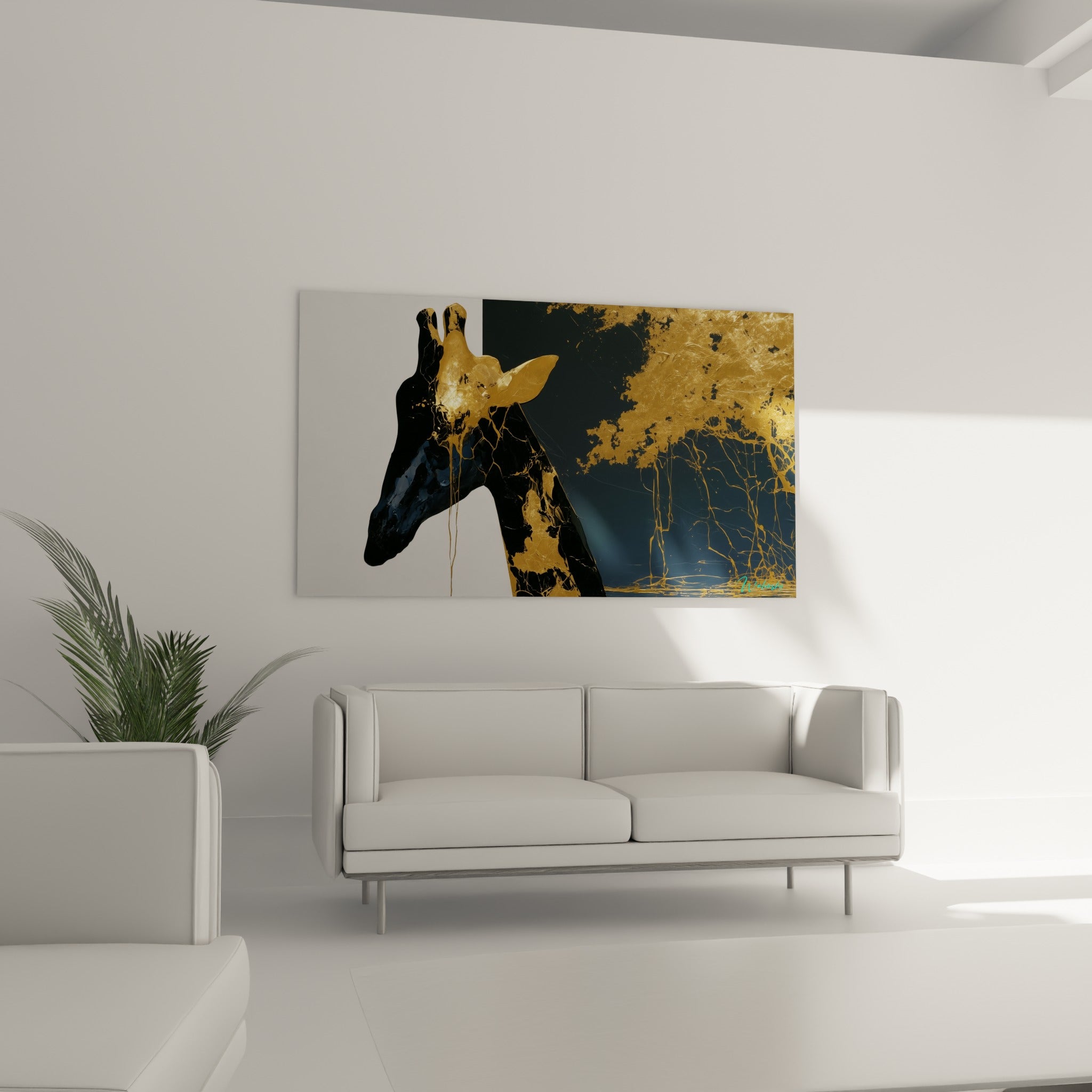 Silhouette de girafe noire et or, matière marbrée fluide, au-dessus d'un canapé dans un salon lumineux