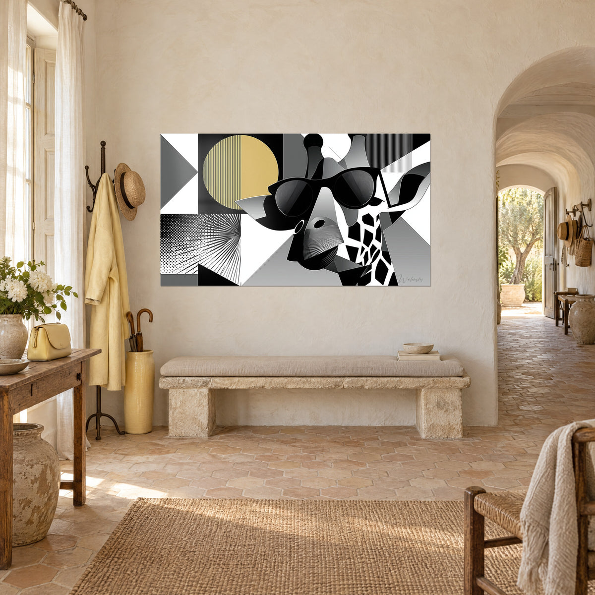 Quadro collo lungo di giraffa monocromo maculato, disco dorato a righe e trama di punti neri, appeso accanto a un arco in pietra chiara