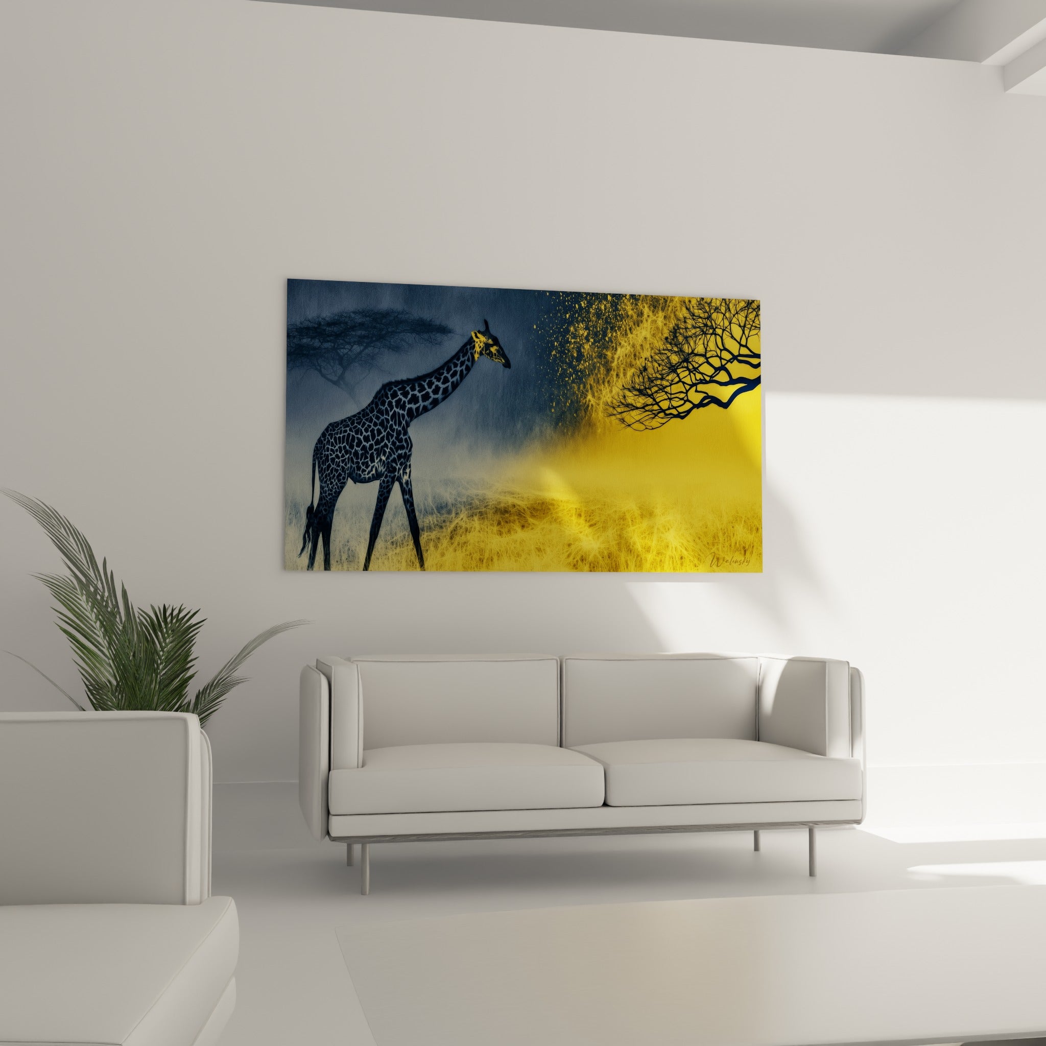 Girafe stylisée aux tons anthracite et ocre suspendue au-dessus d'un canapé dans un salon lumineux