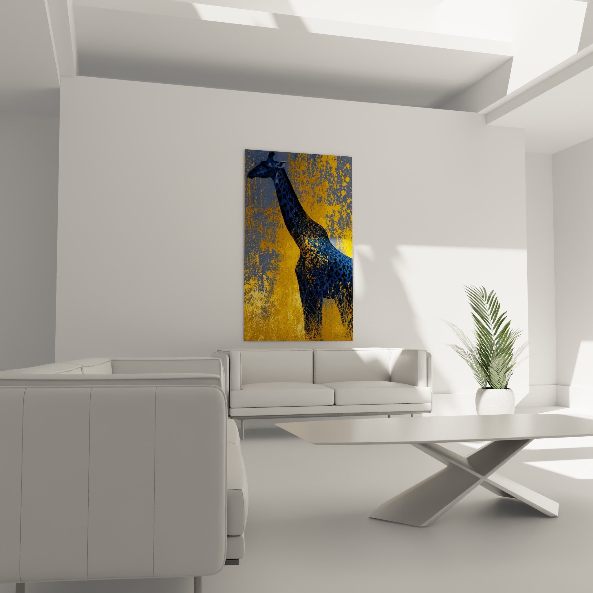 Cou élancé de girafe anthracite sur fond jaune vif accroché au-dessus d'un canapé dans un salon lumineux