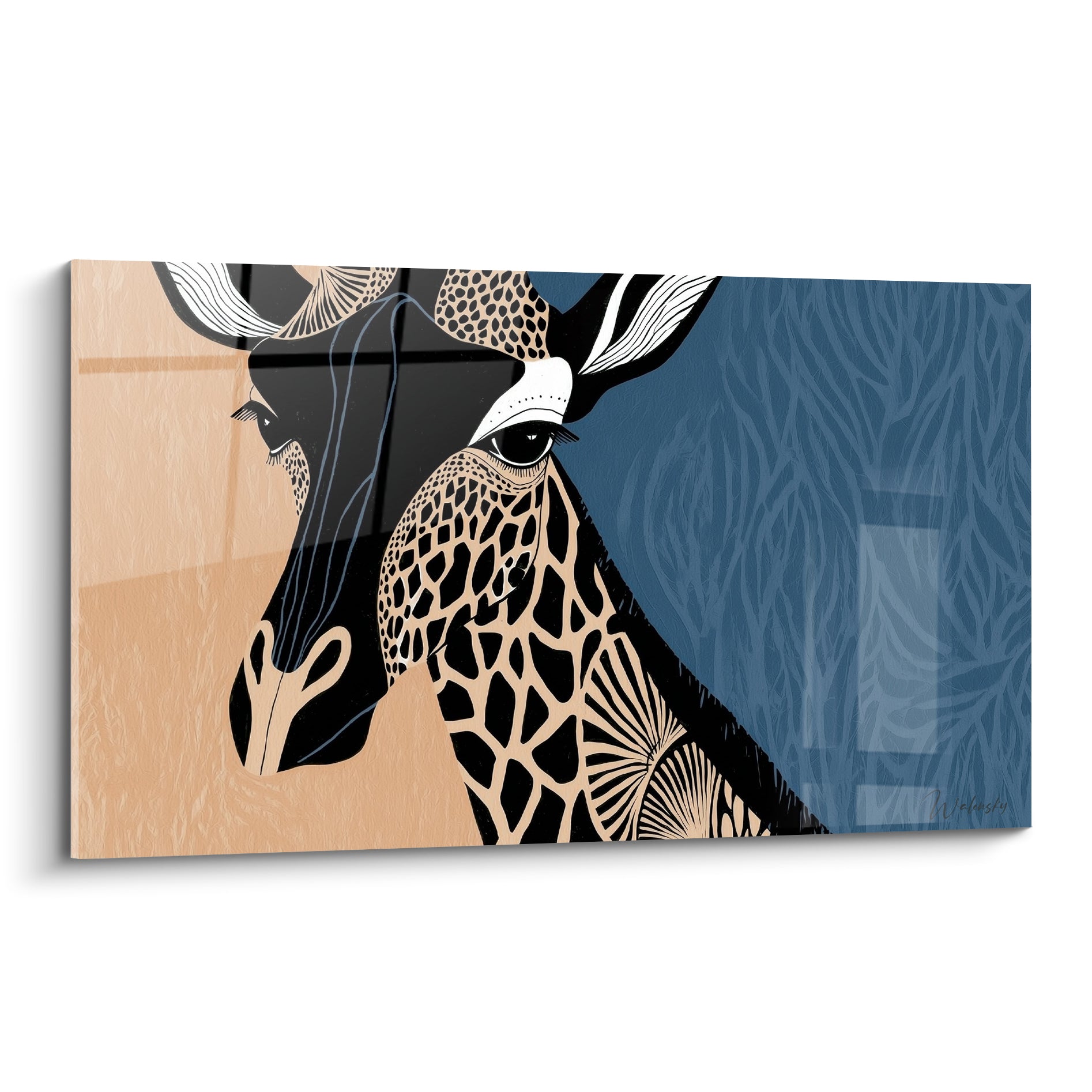 Girafe stylisée au regard intense, motifs noirs sur fond beige sable et bleu marine.