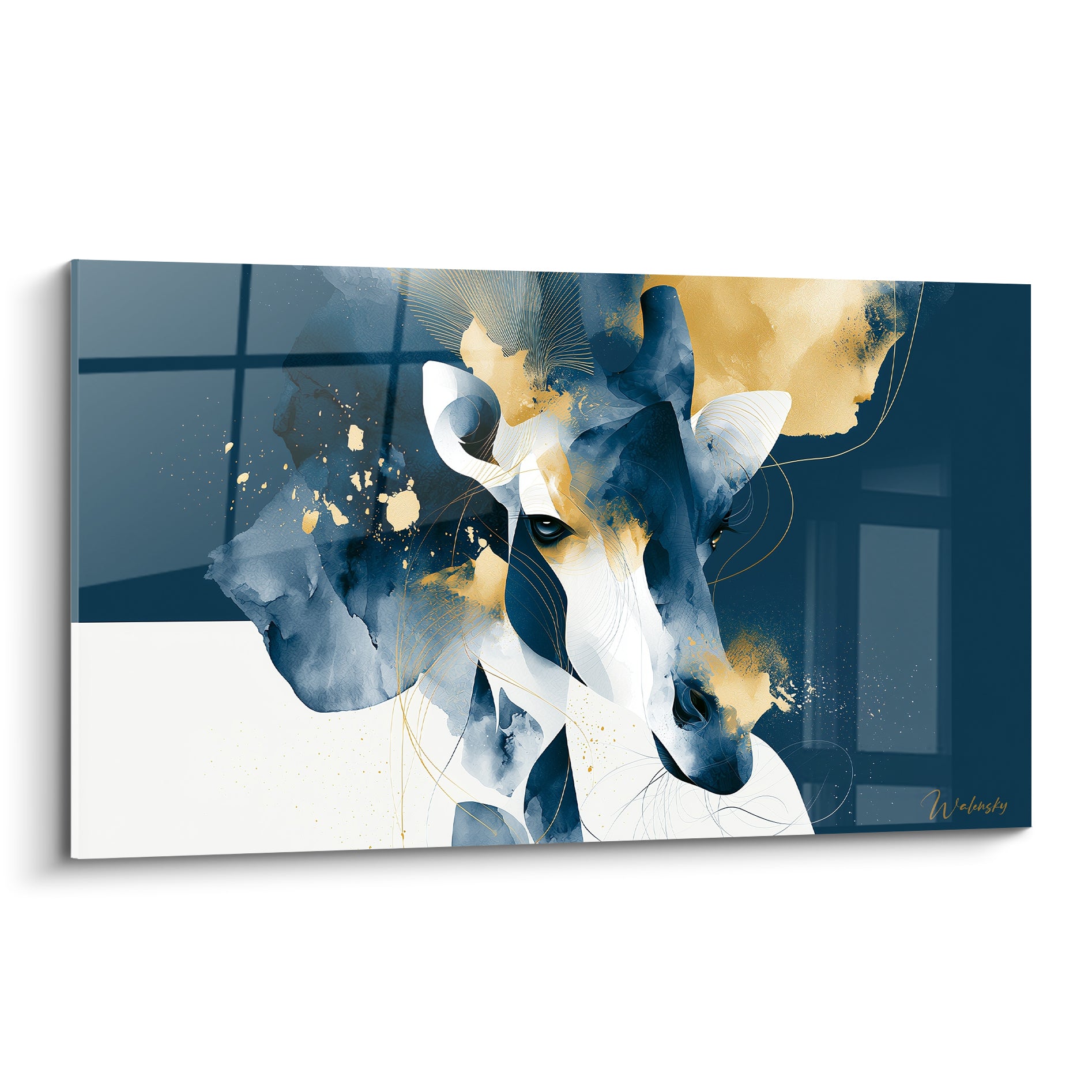 Girafe en aquarelle bleu marine et doré, regard doux, traits fins graphiques sur fond bleu nuit