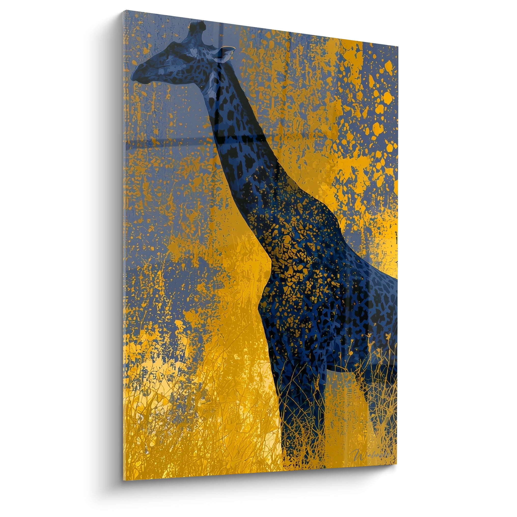 Girafe bleu marine se détachant sur un fond doré éclaboussé, motifs tachetés et texture graphique intense