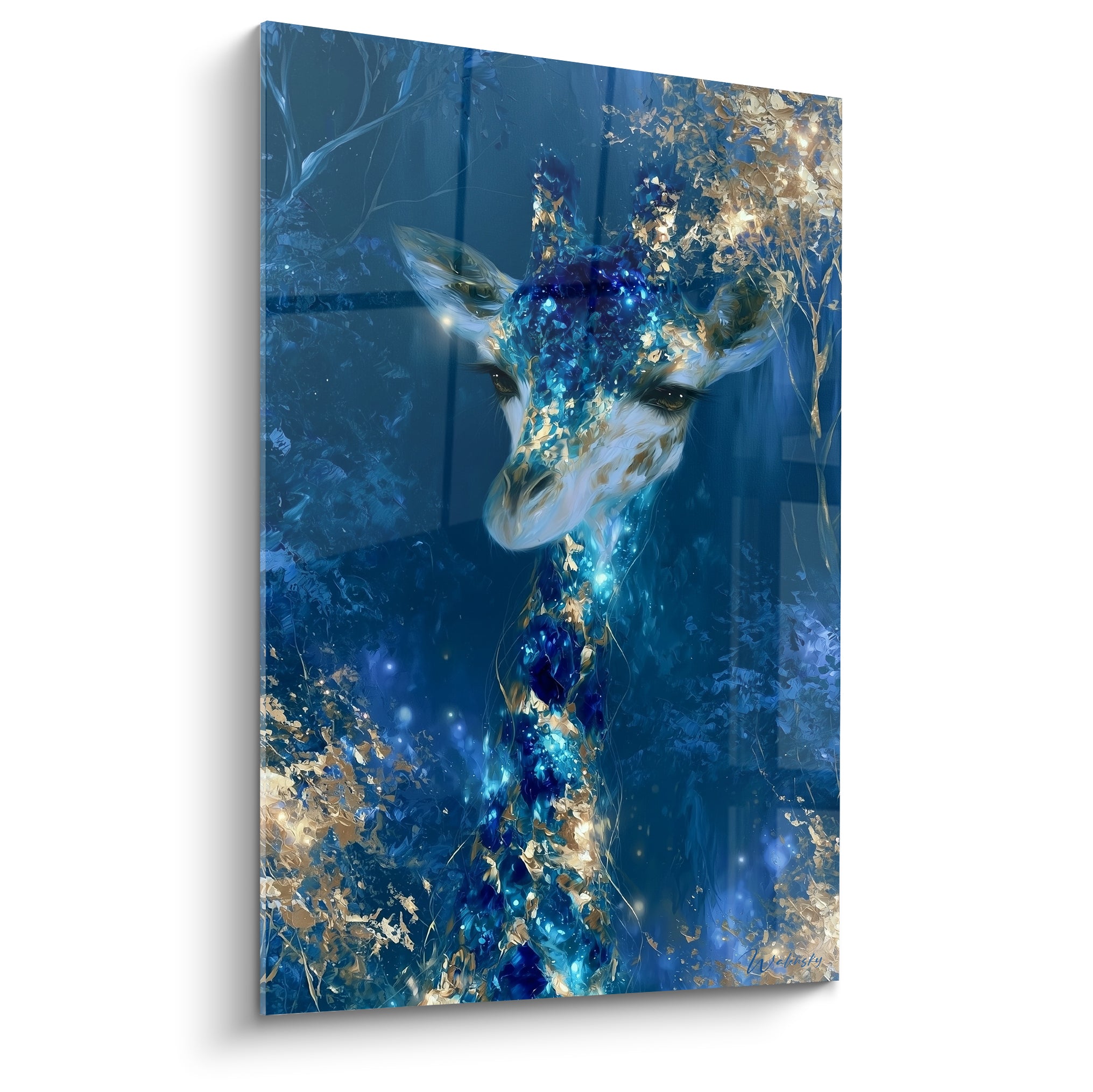 Girafeau aux teintes bleu nuit et dorées, visage réaliste sur fond de branchages scintillants
