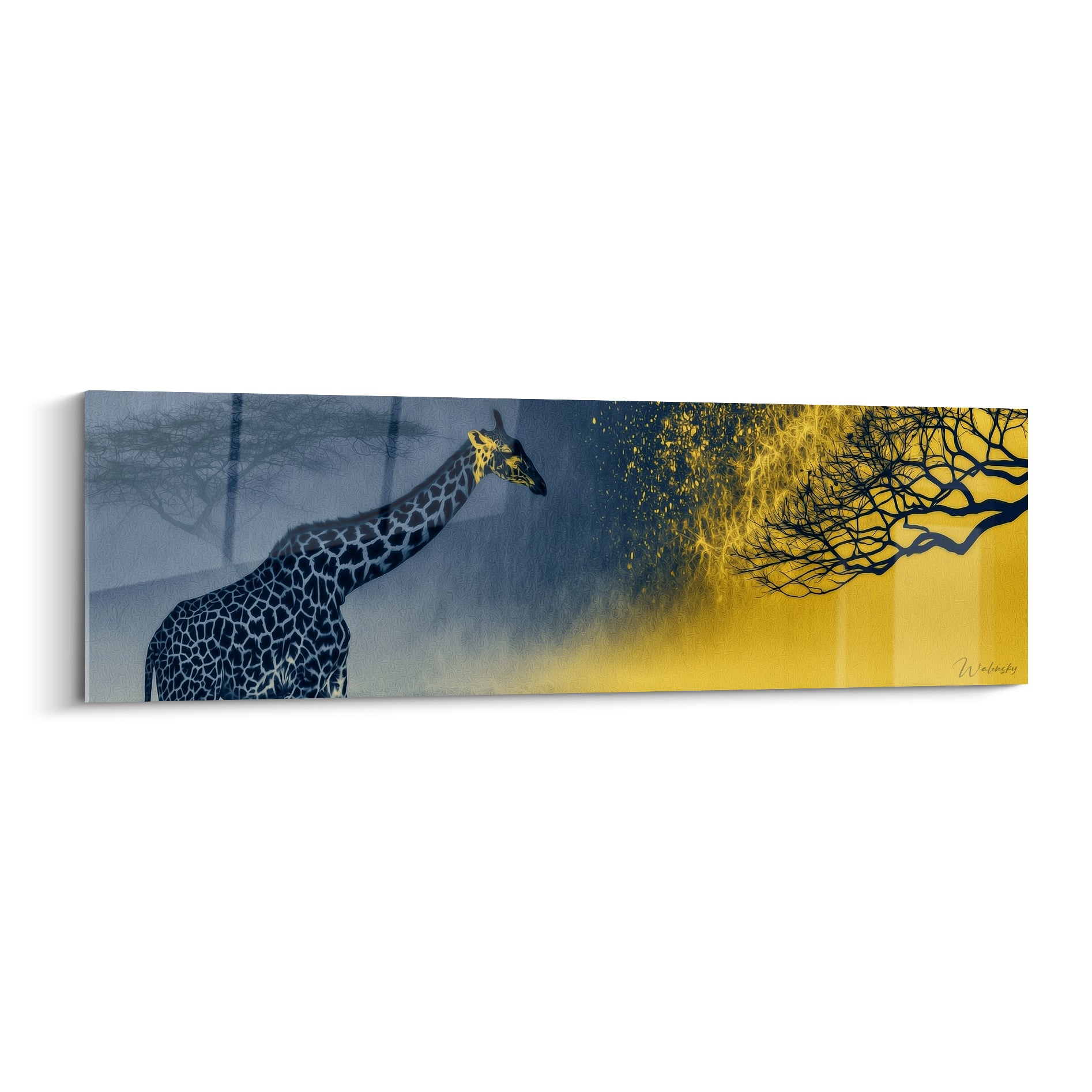 Girafe bleu nuit tournée vers un ciel jaune doré éclaboussé sous un acacia noir stylisé