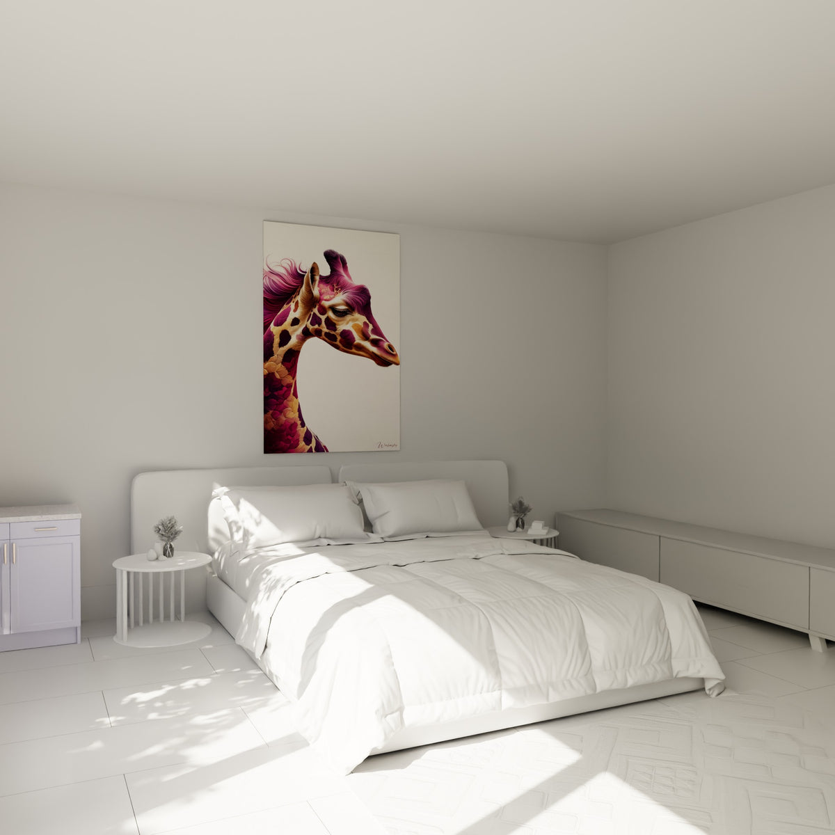 Girafe aux mèches violettes et taches dorées accrochée au-dessus d'un lit dans une chambre claire