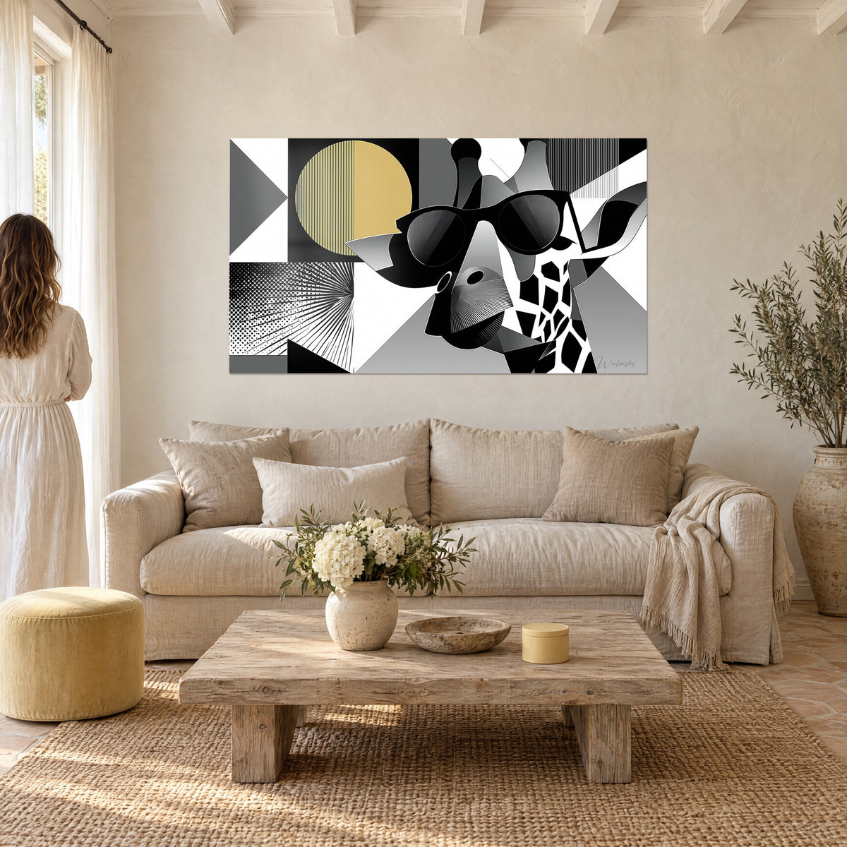 Tableau girafe cubiste à lunettes noires, soleil ocre jaune et triangles gris, au-dessus d'un canapé dans un salon lumineux