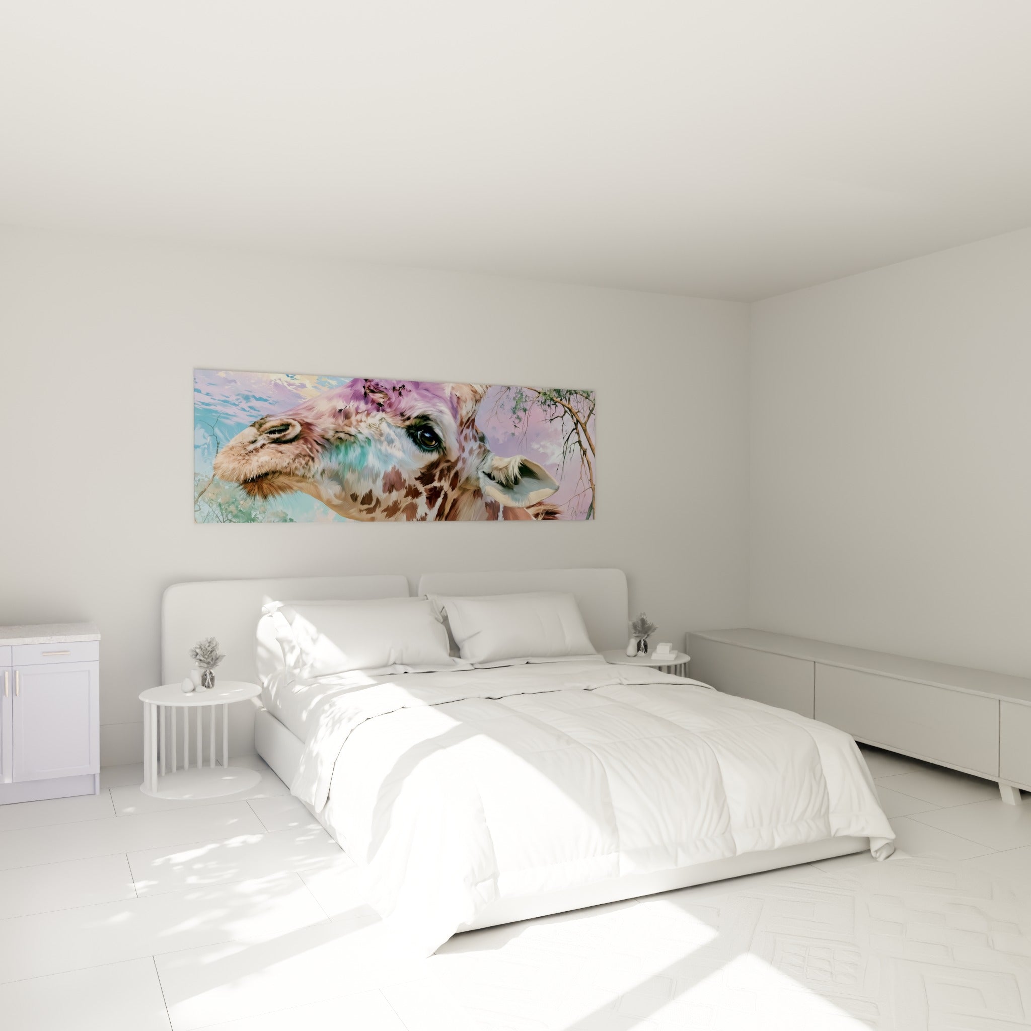 Museau de girafe tacheté marron et beige au-dessus d'un lit dans une chambre claire