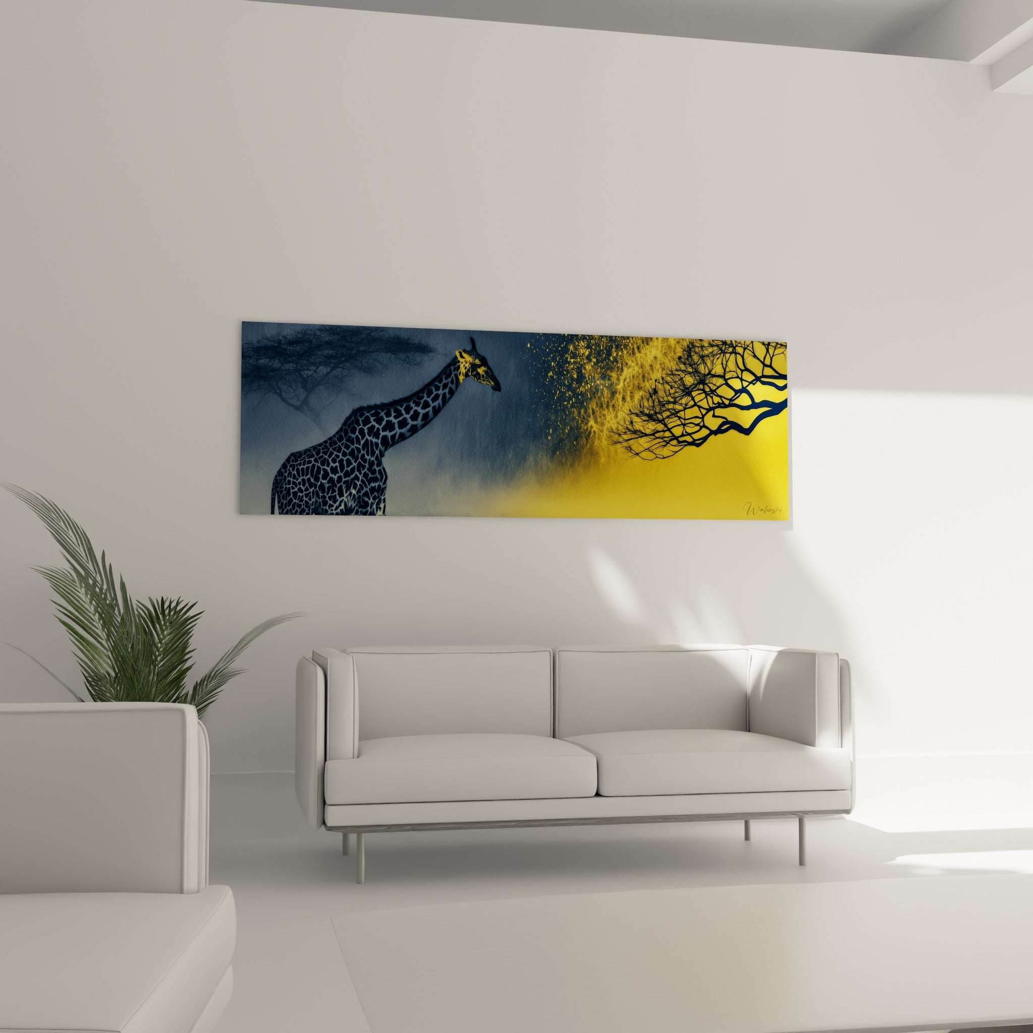 Panorama de girafe entre bleu ardoise et jaune éclatant accroché au-dessus d'un canapé dans un salon lumineux