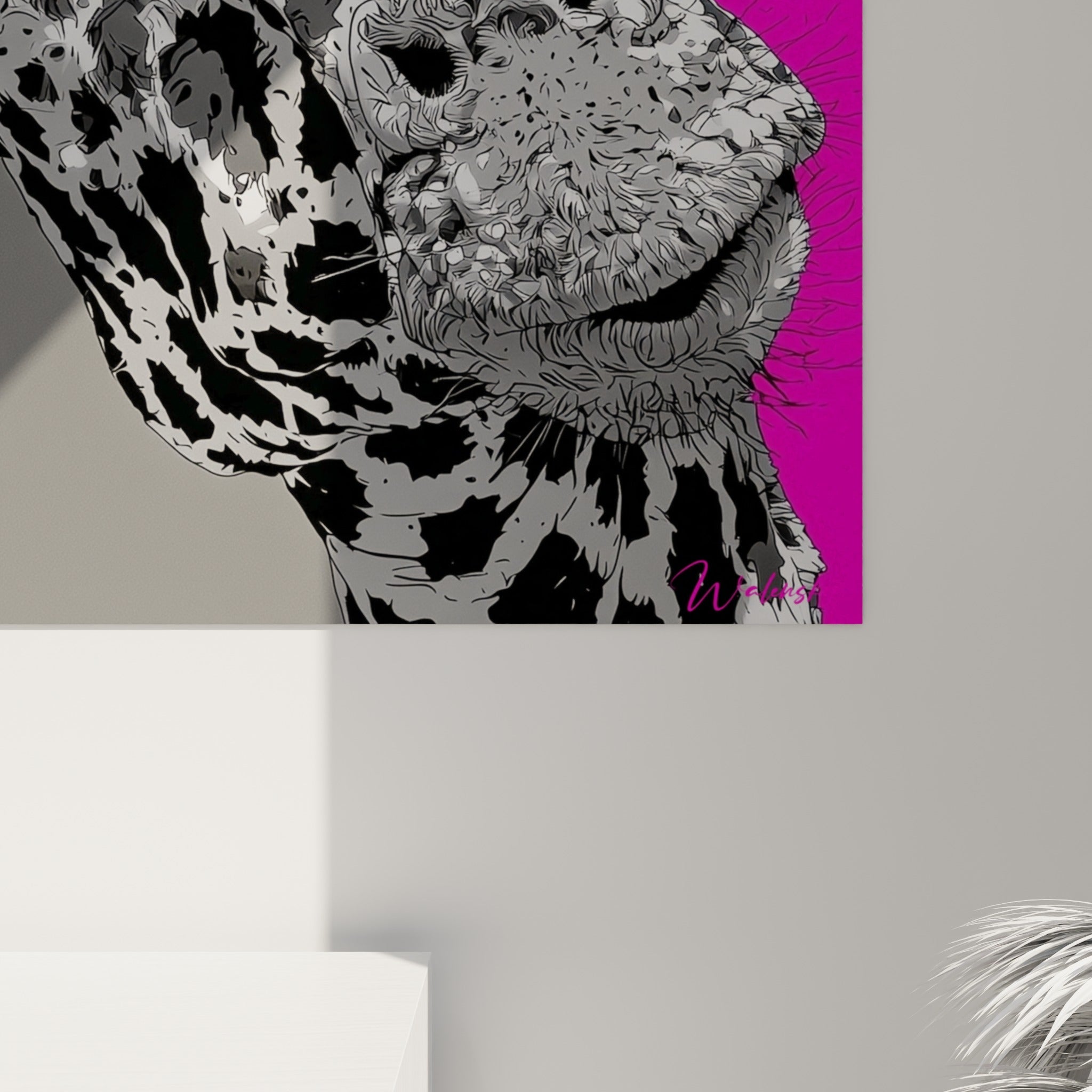 Détail des cornes de girafe en relief jaune et magenta sur fond gris, grain pictural visible de près
