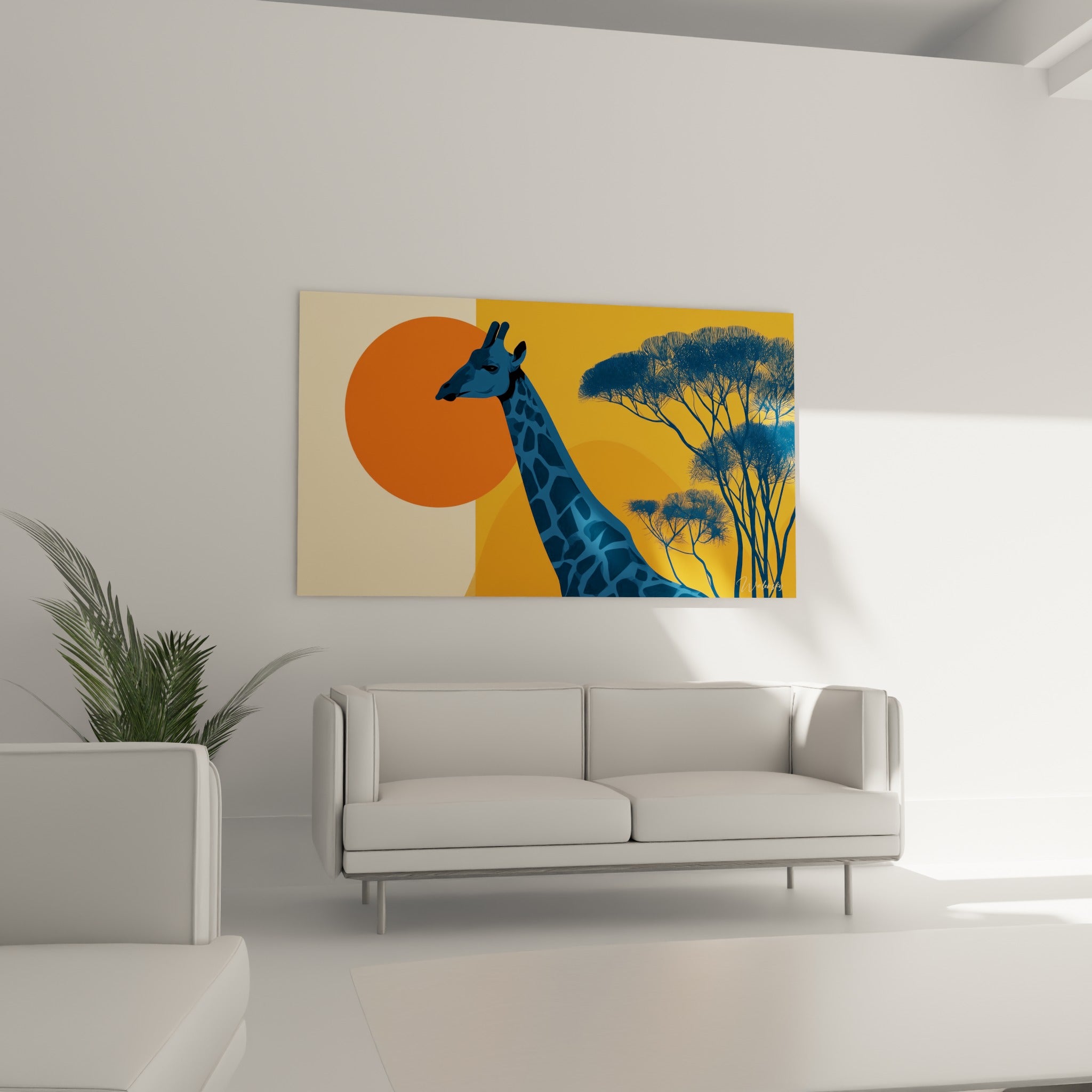 Tête de girafe bleu marine tournée vers un soleil ocre, tableau au-dessus d'un canapé dans un salon lumineux