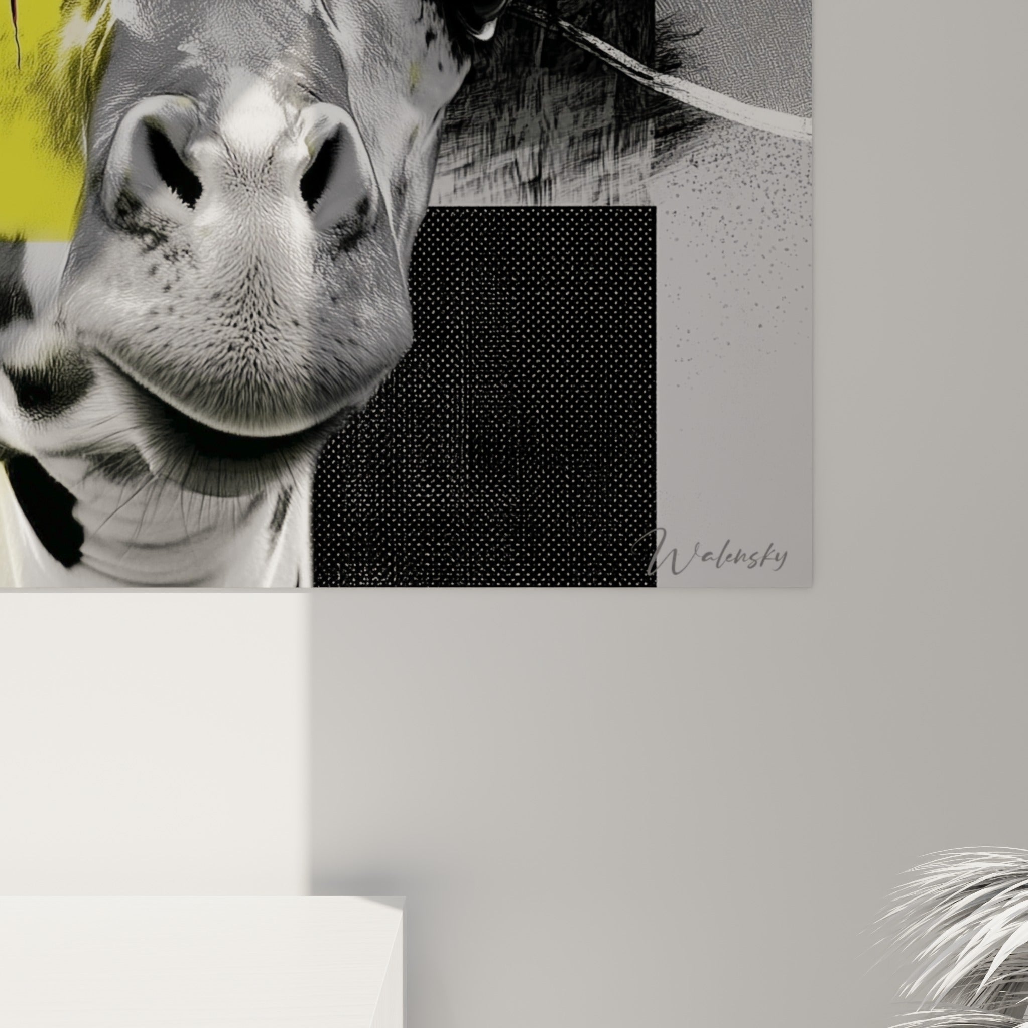 Coulures de peinture jaune fluo sur la texture granuleuse du portrait noir et blanc de la girafe