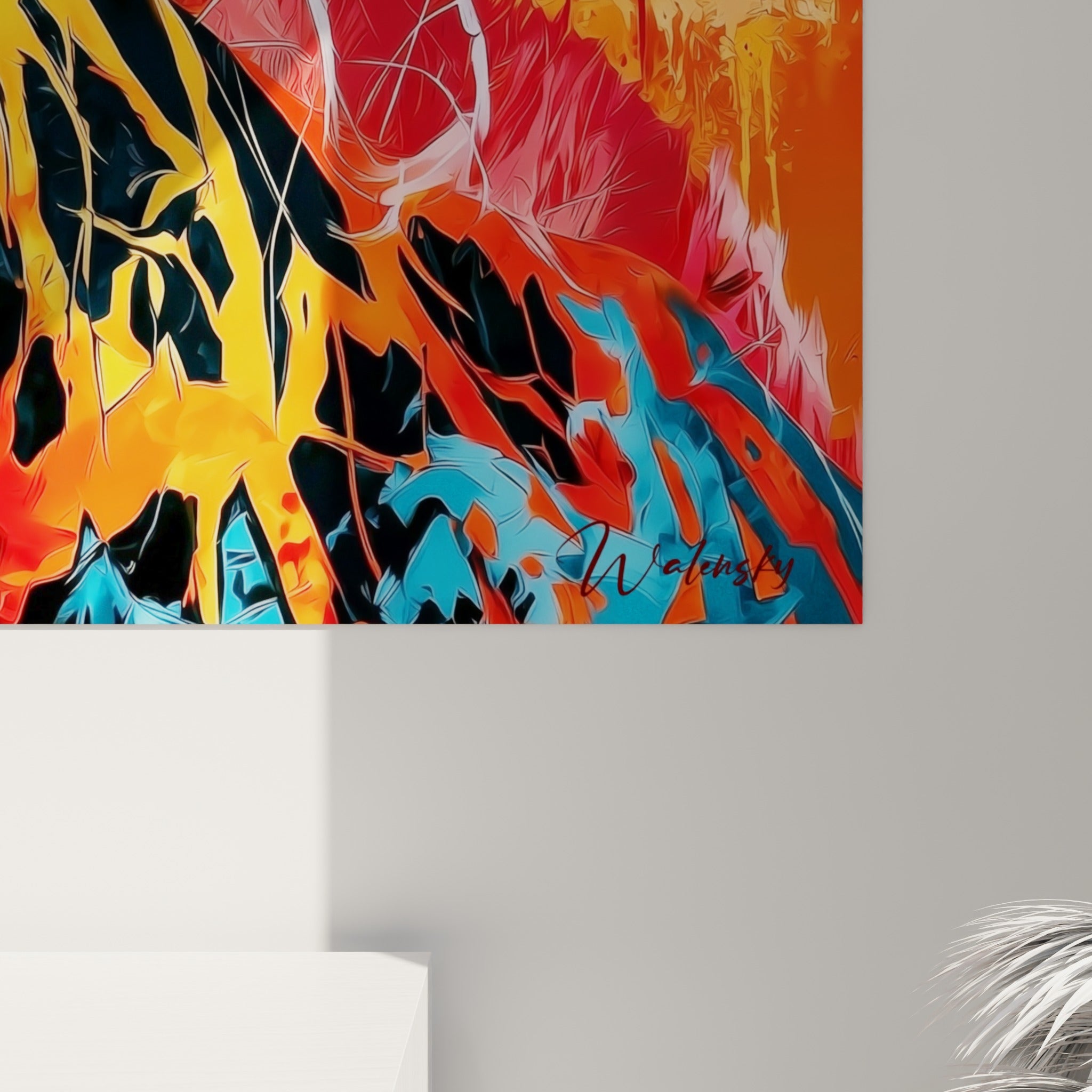 Coulures épaisses orange et rouge se mêlant au bleu gris, grain pictural visible sur la toile accrochée