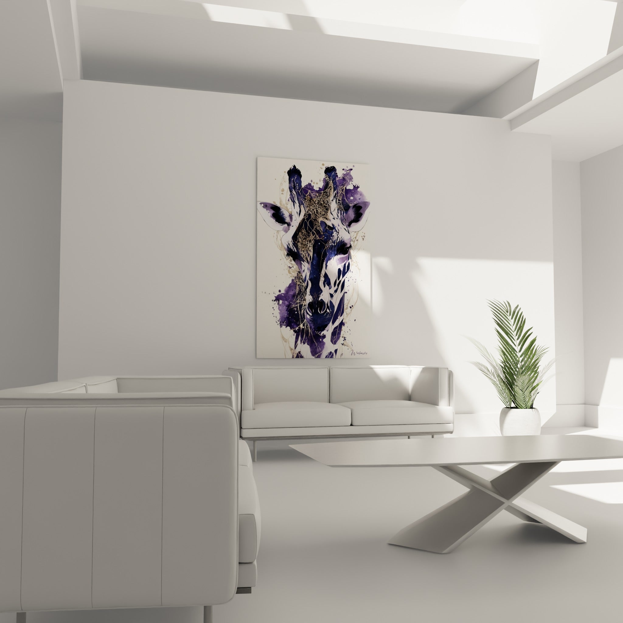 Tête de girafe violette et crème aux traits graphiques marqués, au-dessus d'un canapé dans un salon lumineux