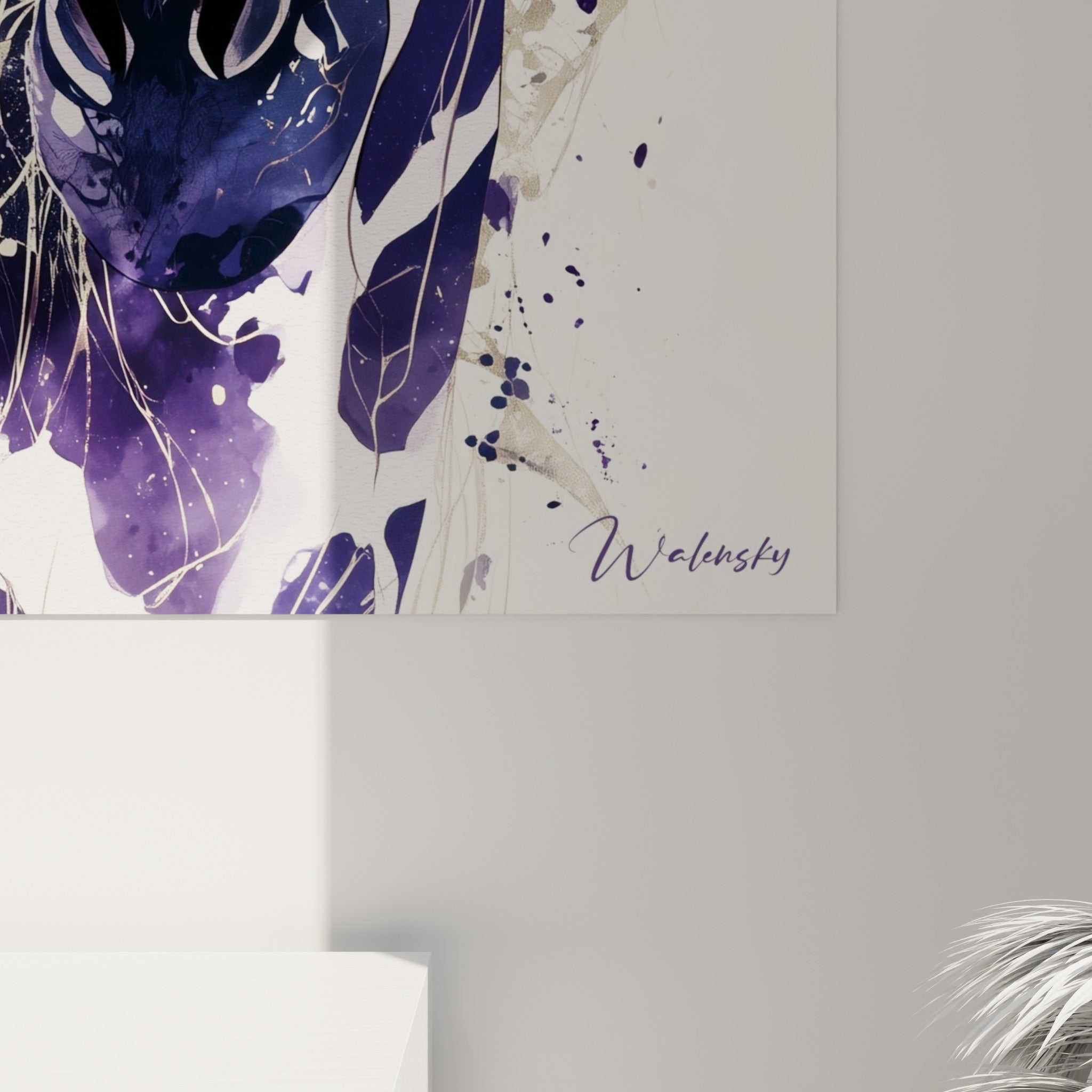 Empâtements violets et coulures dorées se mêlant au grain blanc de la toile, détail rapproché de l'œuvre