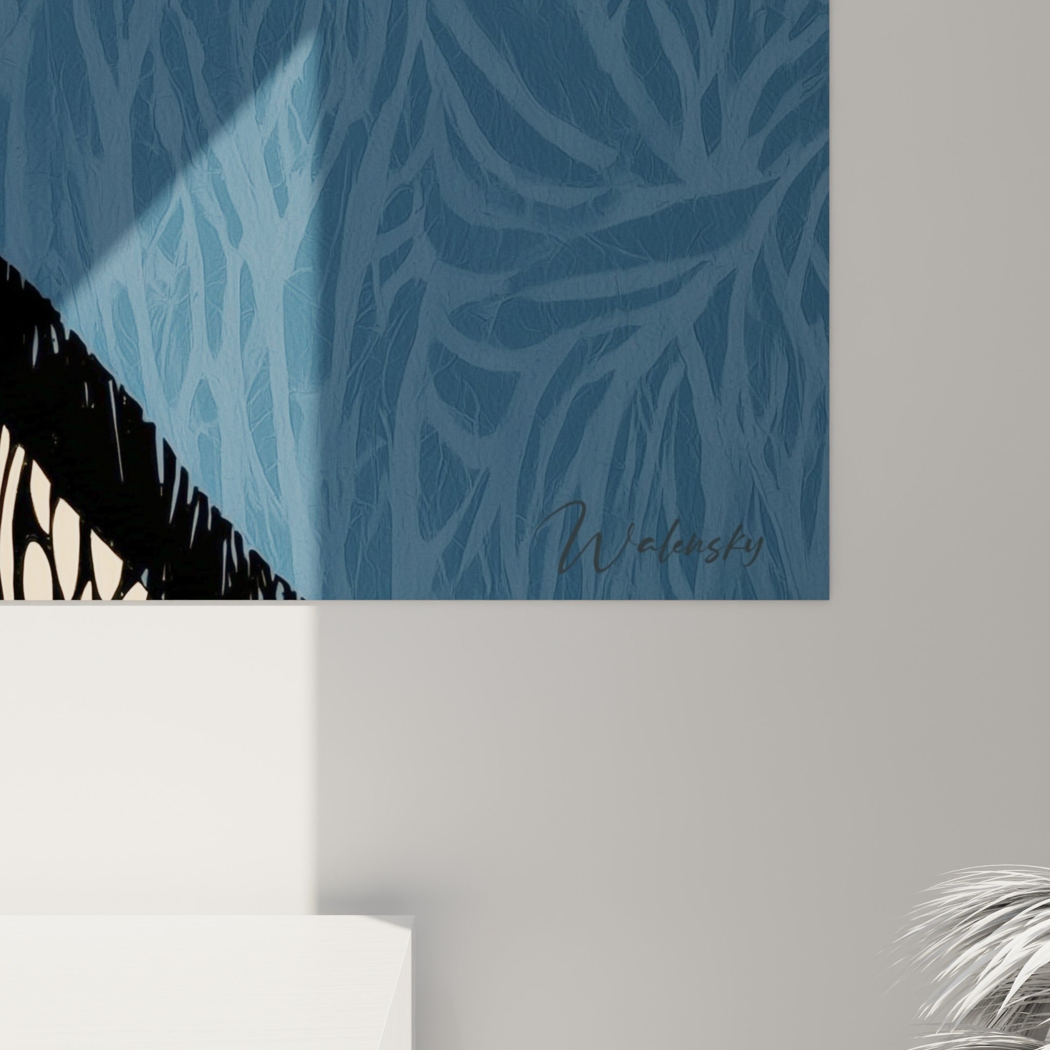 Détail des motifs en éventail et du grain de l'impression sur le cou beige et bleu marine de la girafe.