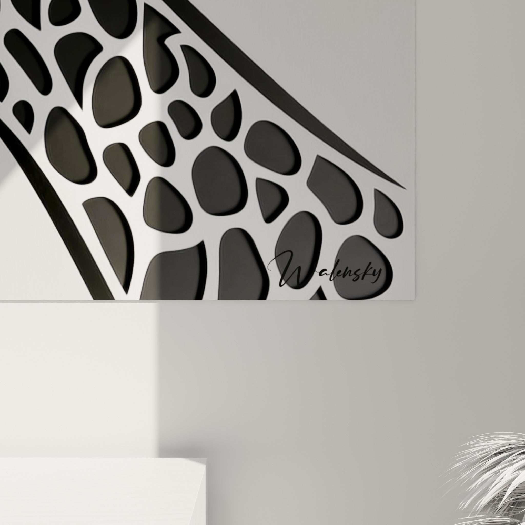 Détail des motifs tachetés noir et blanc de la girafe, grain lisse et fils dorés en gros plan