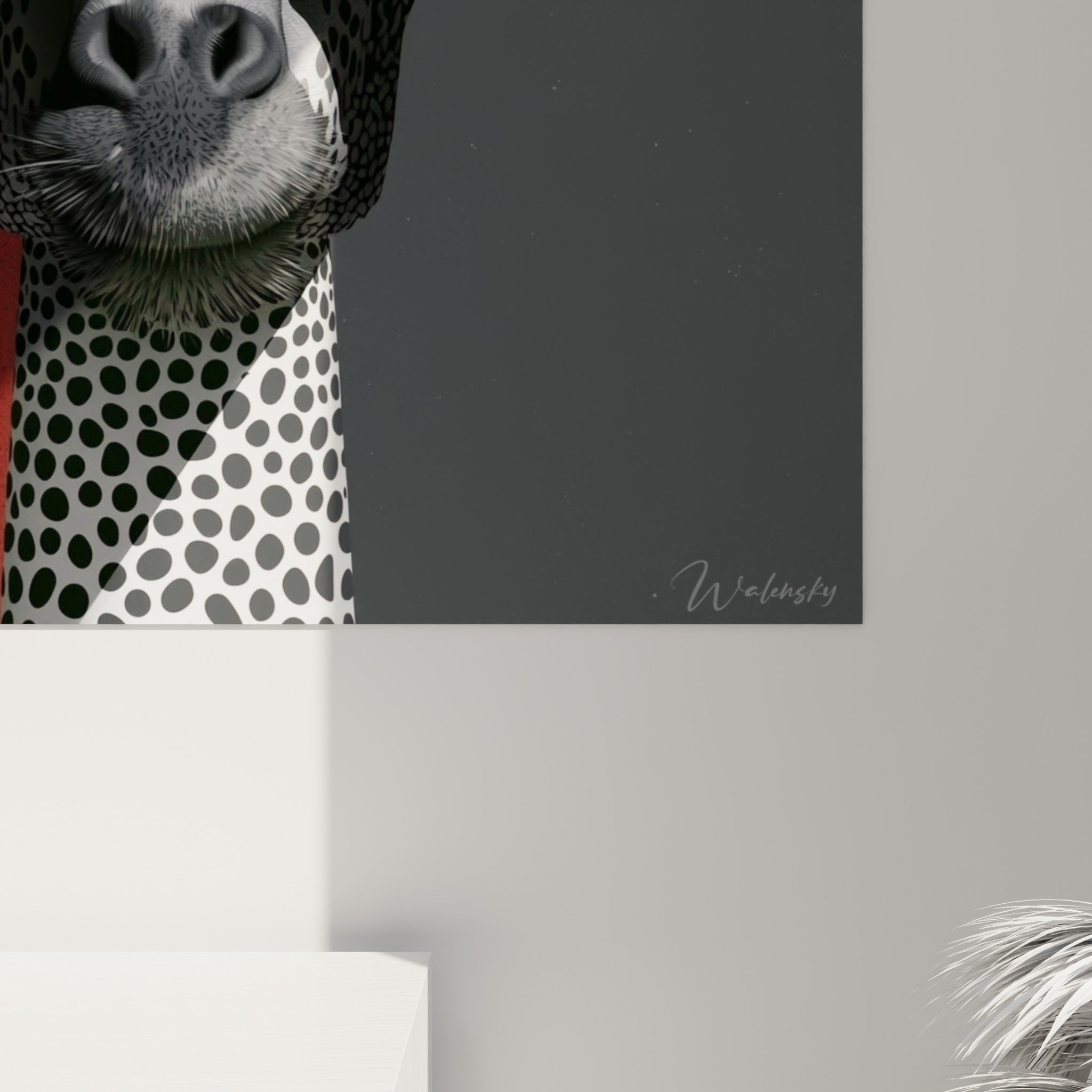 Détail des mouchetures noires et du rouge éclatant des lunettes sur la texture imprimée de l'œuvre