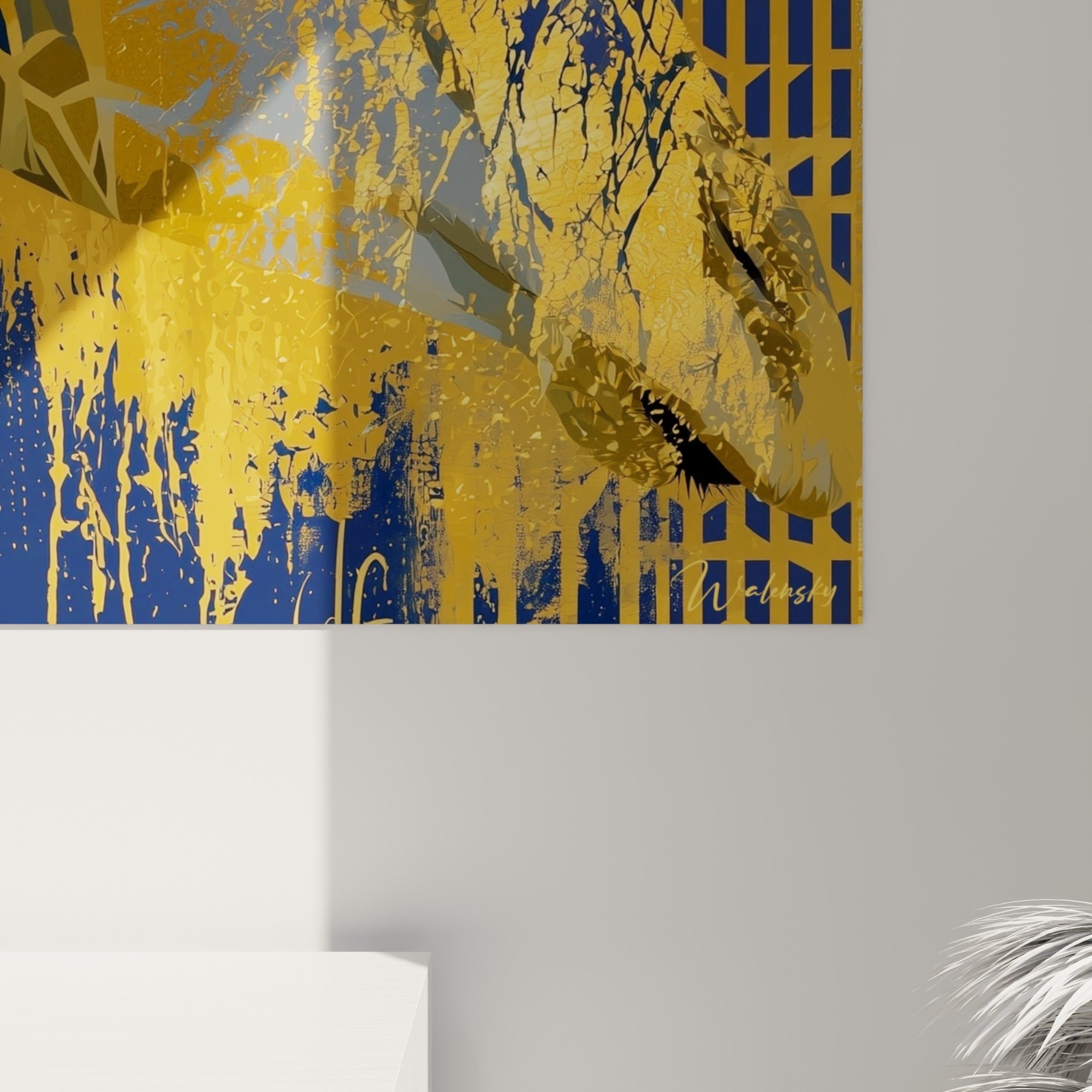 Détail des motifs dorés craquelés et du pelage bleu marine texturé de la girafe accrochée au mur