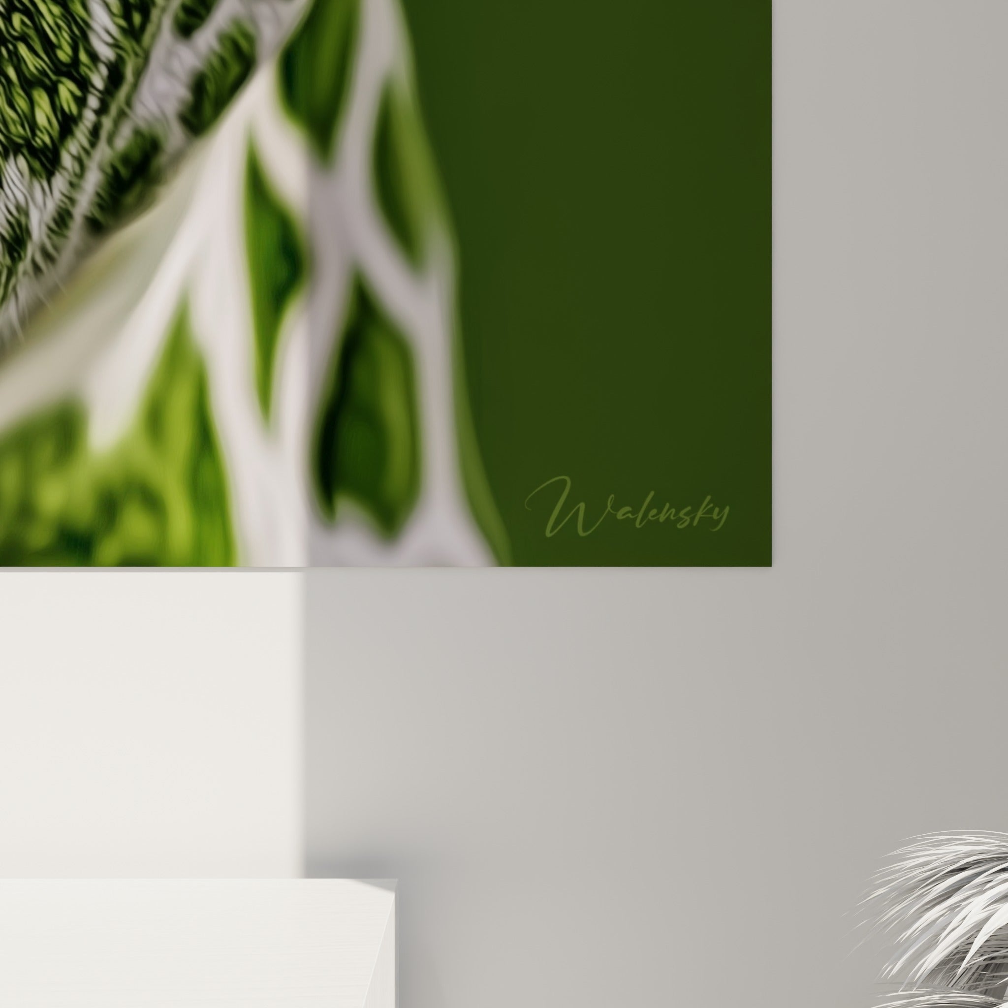 Détail de peau tachetée vert sauge et blanc crème avec grain fin, cils noirs marqués et reflet doré de l'œil