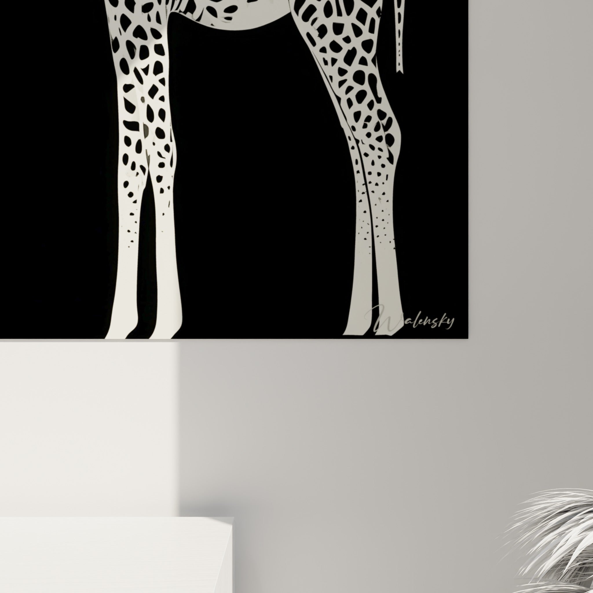 Détail des taches noires épaisses et du fond gris anthracite texturé de la girafe illustrée