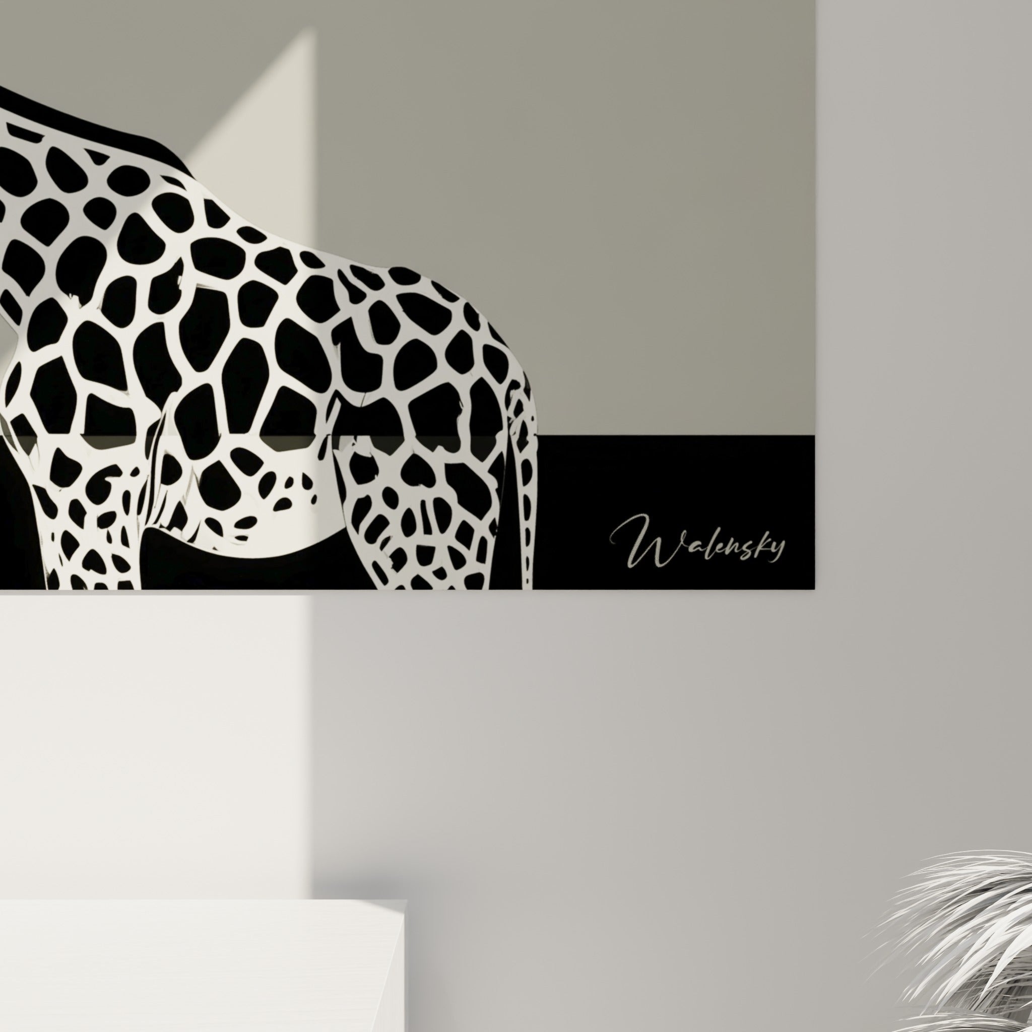 Détail des taches noires et du grain d'impression sur le pelage ivoire de la girafe, contraste marqué visible de près