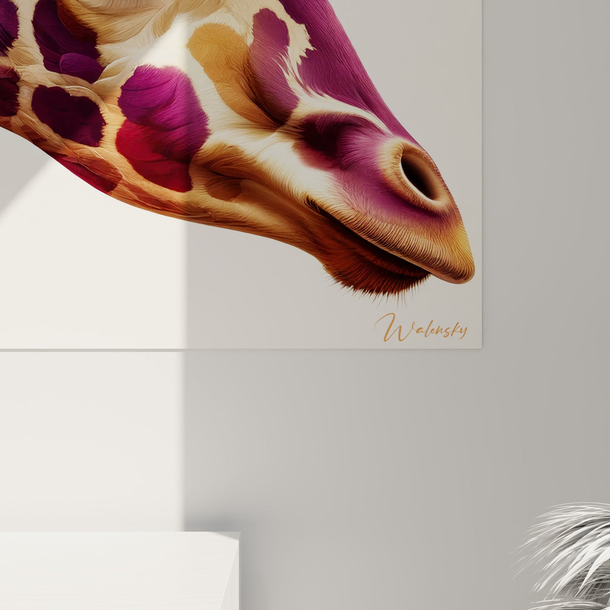 Détail des mèches magenta et des taches dorées texturées, grain fin évoquant plumes et écailles sculptées