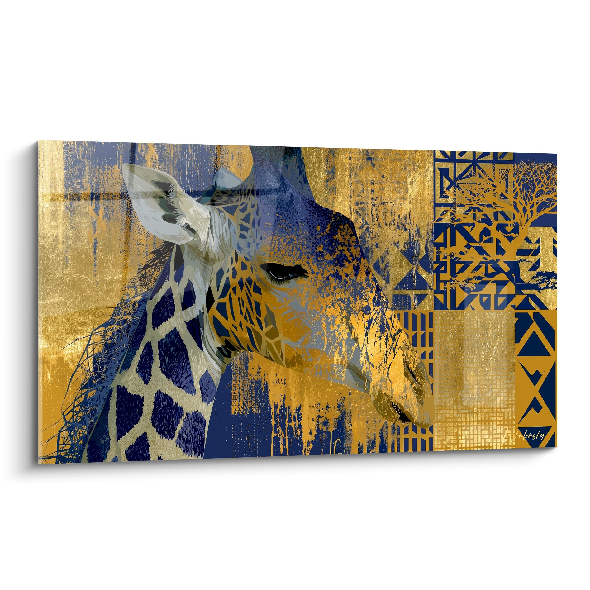 Girafe au pelage bleu marine et or, tête inclinée sur fond doré aux motifs géométriques tribaux