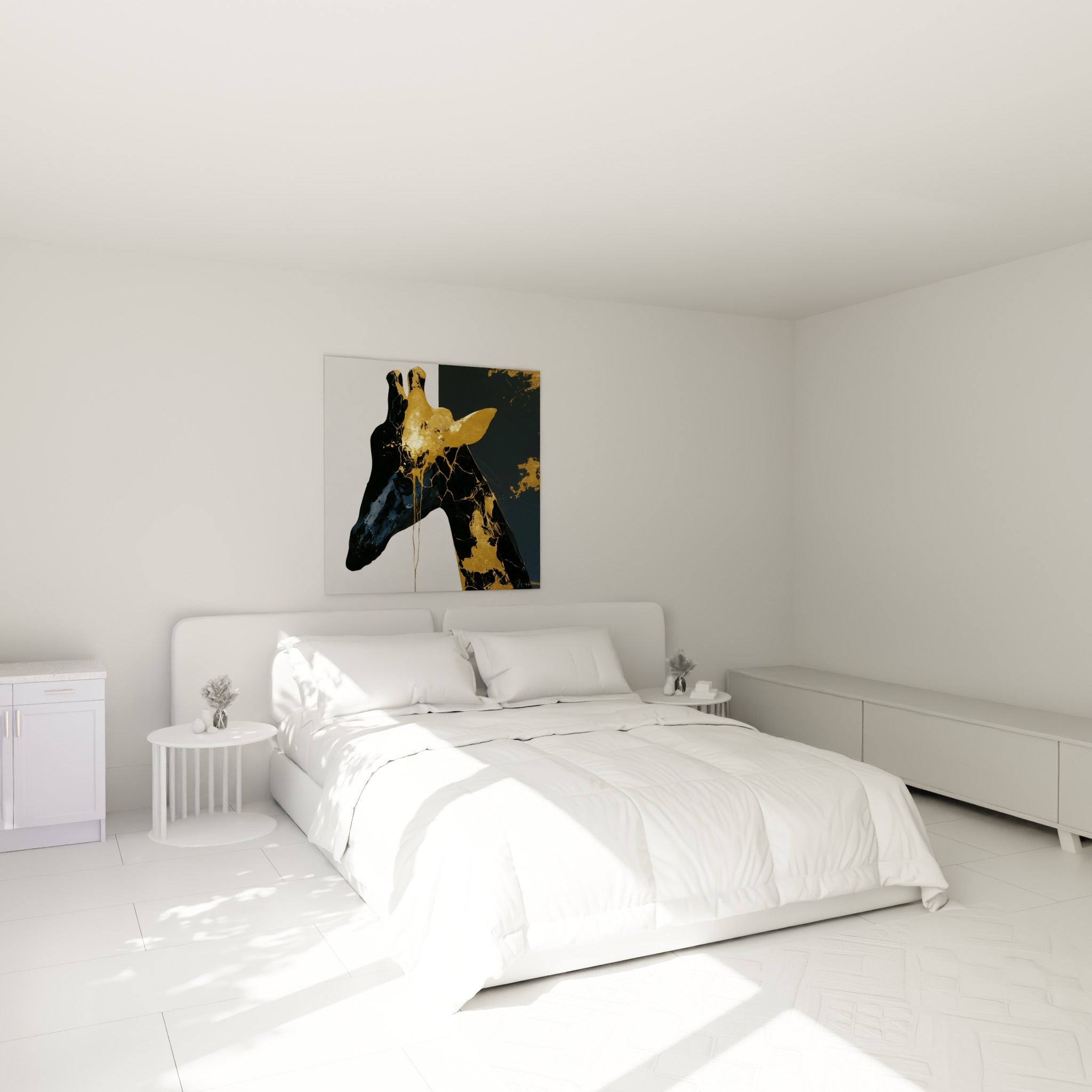 Tête de girafe anthracite marbrée d'or, accrochée au-dessus d'un lit dans une chambre claire