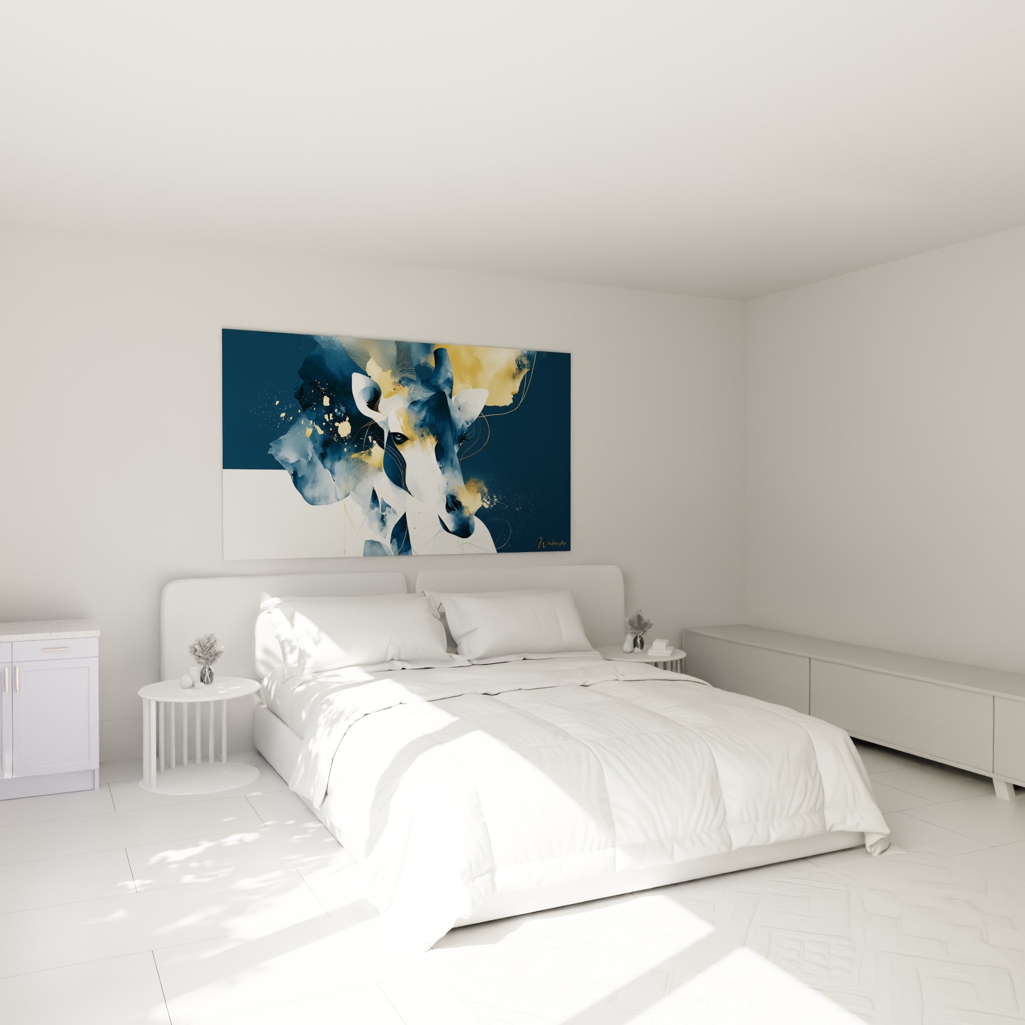 Tête de girafe bleu marine et doré éclaboussé au-dessus d'un lit dans une chambre claire