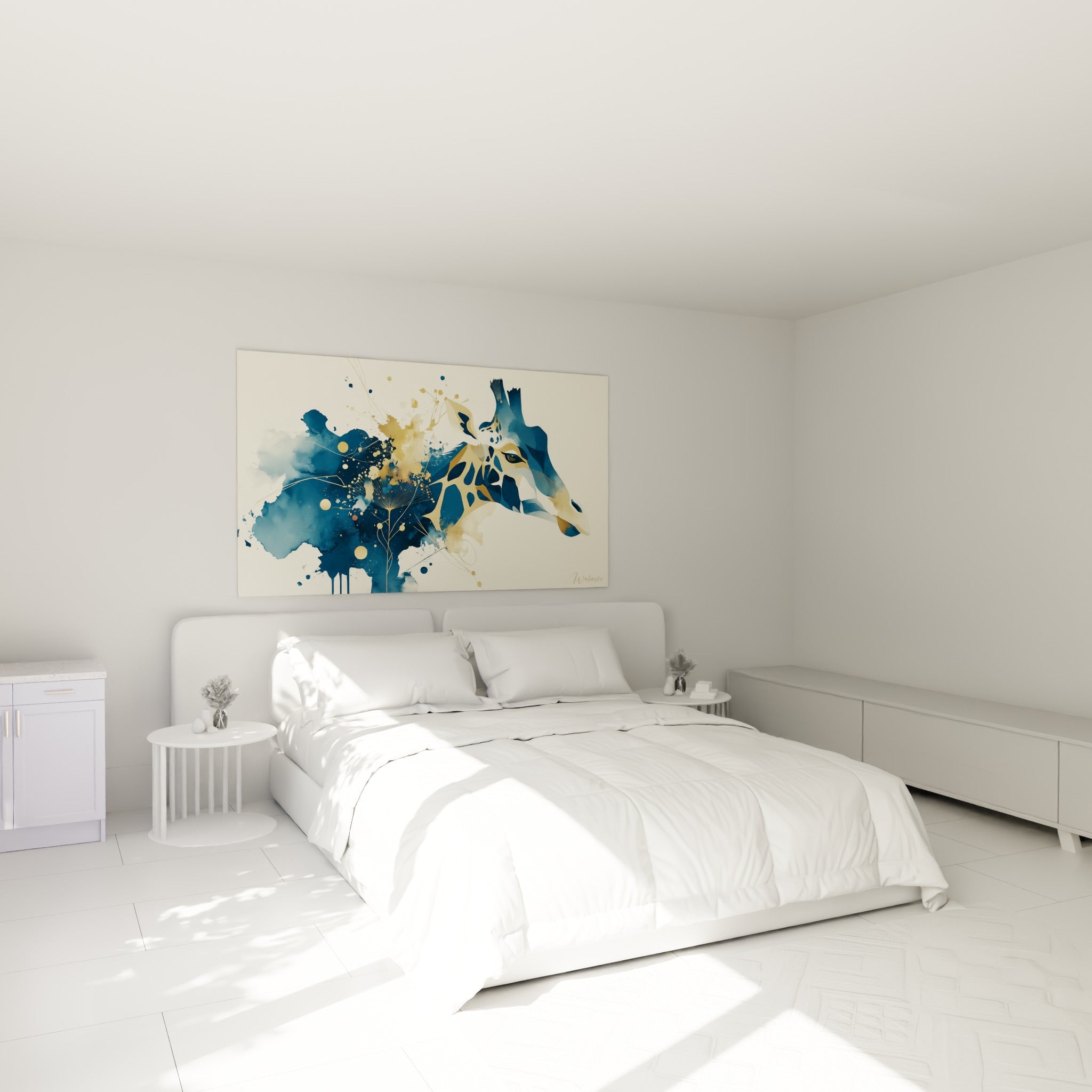 Tête de girafe dorée et bleu marine, éclaboussures d'encre, au-dessus d'un lit dans une chambre claire