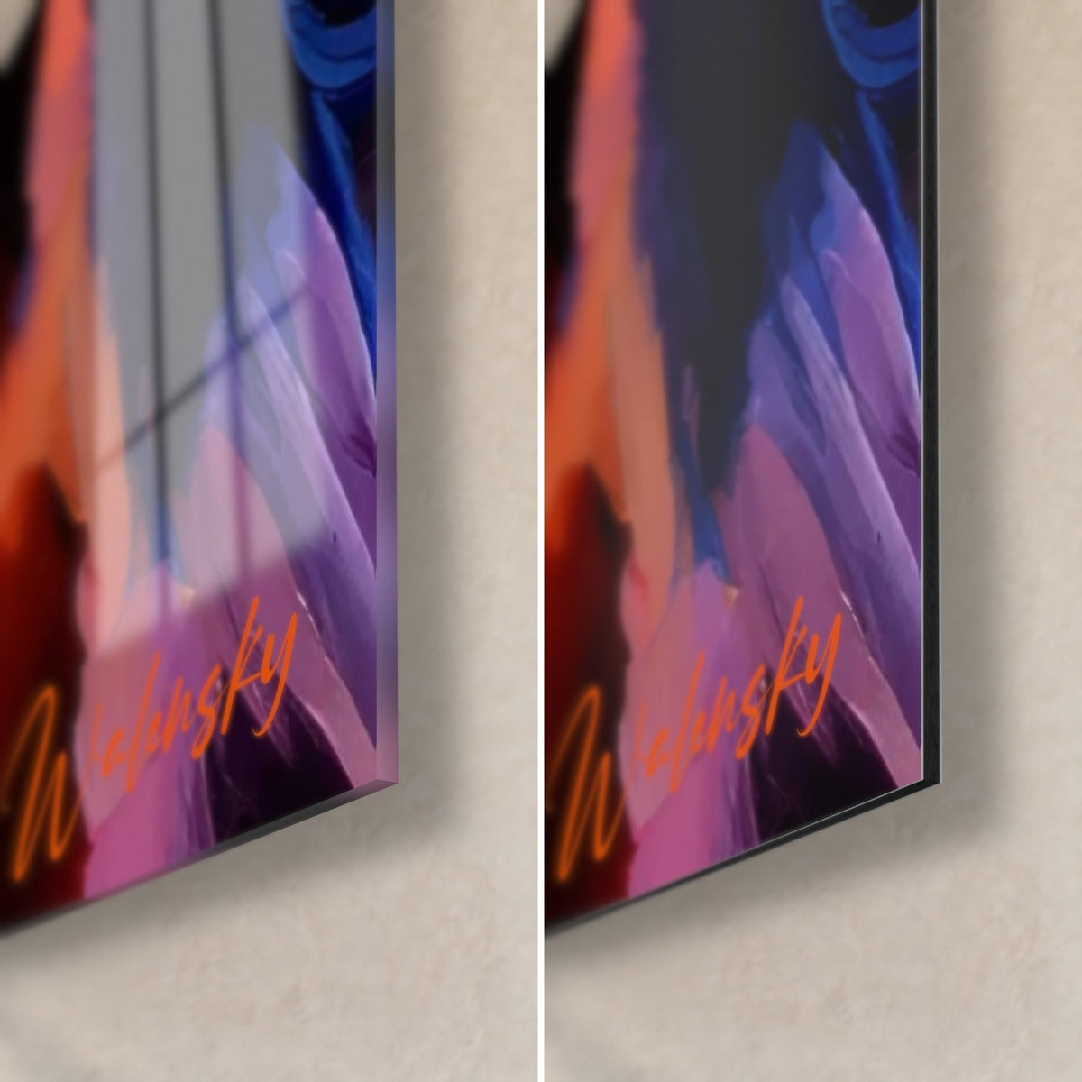 Quadro giraffa di piume viola e blu, firma arancione, angolo in basso a destra in vetro acrilico lucido e alluminio Dibond opaco, spessore 3 mm