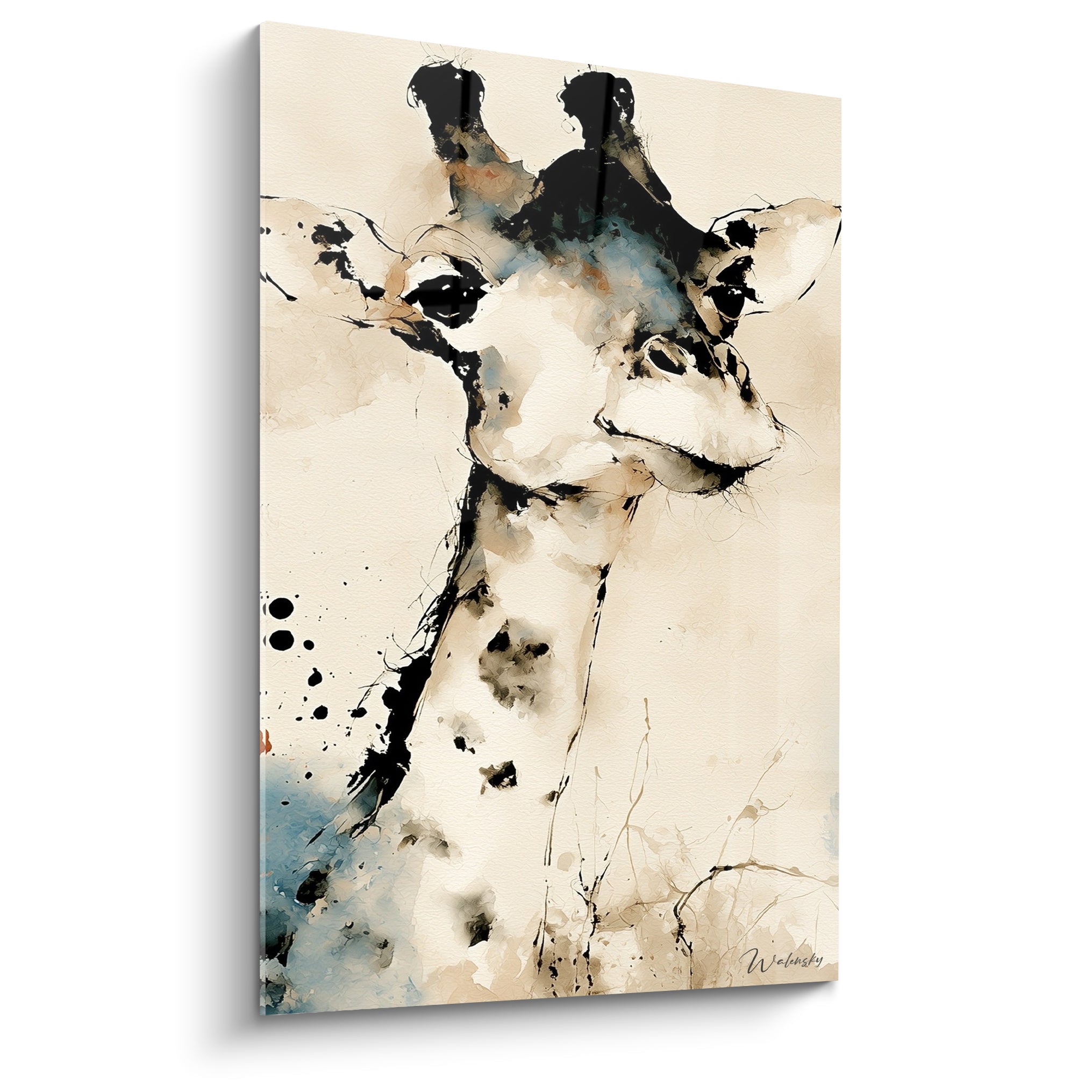 Girafe en encre noire et bleu pastel, tête levée, taches d'ivoire sur fond texturé
