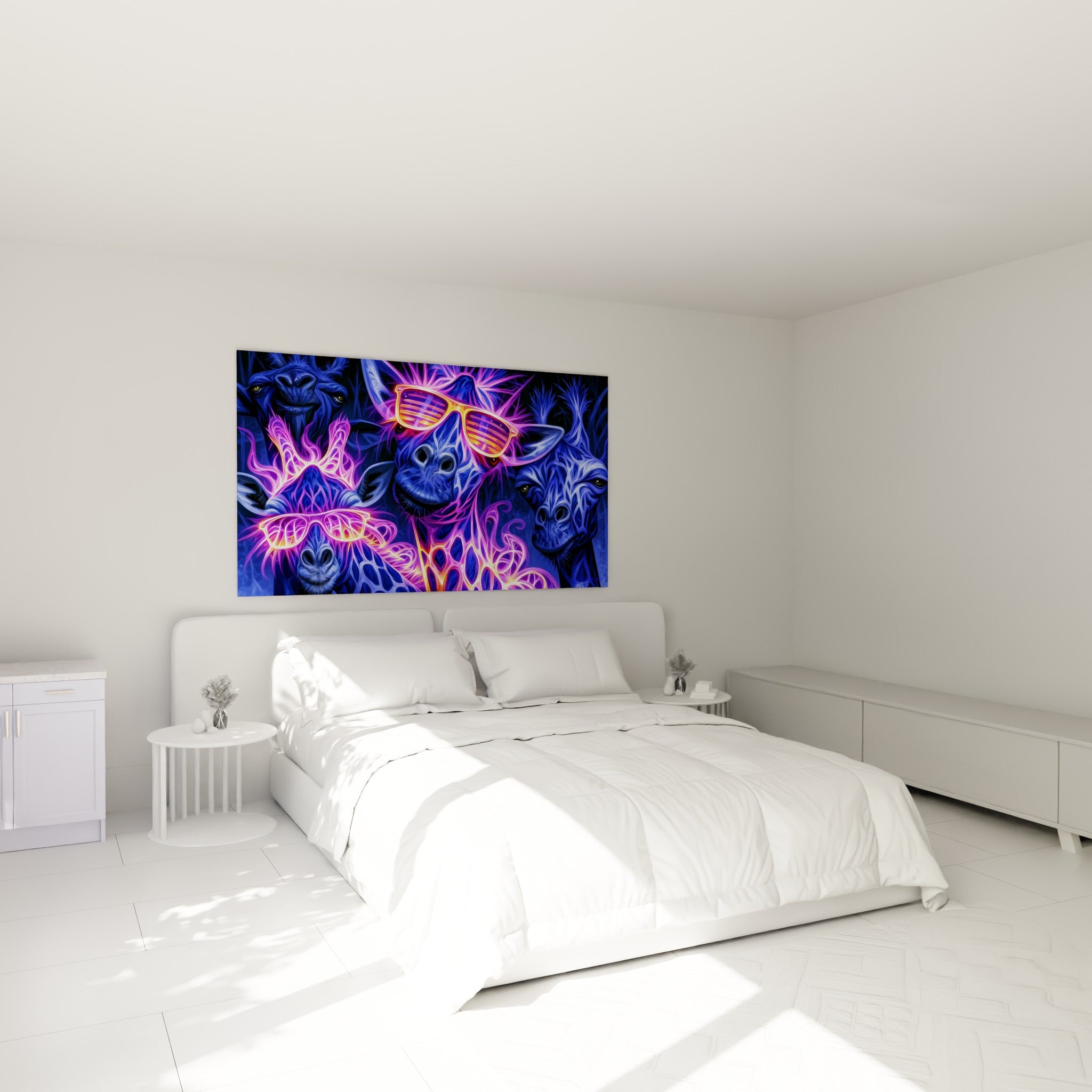 Girafes violettes aux lunettes fluo orangées accrochées au-dessus d'un lit dans une chambre claire