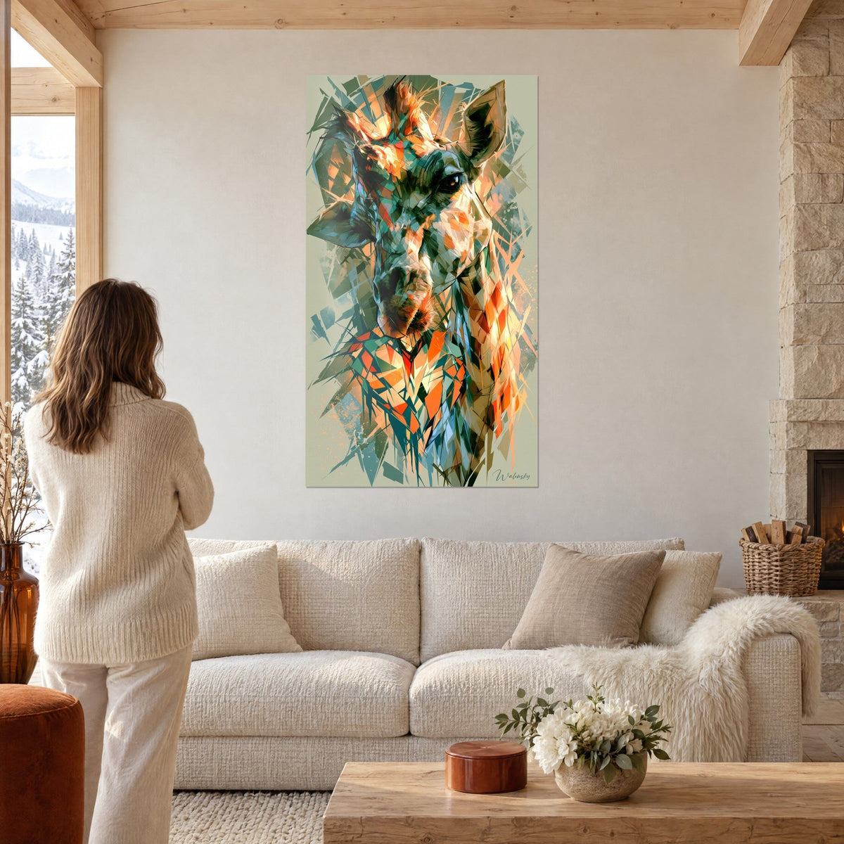 Tableau girafe en éclats de verre orange et sarcelle, une femme de dos le contemple au-dessus d'un canapé dans un salon lumineux